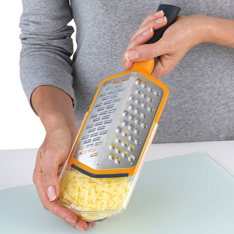 Терка Joseph Joseph Twist Grater, с контейнером, цвет: оранжевый, 2 лезвия. 2001620016 Терка Joseph Joseph Twist Grater, с контейнером, цвет: оранжевый, 2 лезвия. 2001620016Необычная терка Joseph Joseph Twist Grater имеет множество преимуществ. Во- первых, она оснащена двумя различными видами лезвий из нержавеющей стали, которые подойдут для разных продуктов. Крупное лезвие идеально для овощей и сыра. Лезвие с небольшими отверстиями подойдет для сыров твердых сортов и мелкого измельчения (например: цедры лимона). Во-вторых терка оснащена нескользящей прорезиненной рукояткой, которую можно повернуть, зафиксировав терку в положении под углом 90°. Это облегчает приготовление, особенно, если необходимо натереть большое количество продуктов. В набор входит небольшой съемный контейнер с мерными делениями, который крепится на терку и собирает продукты - все до единой крупинки. Терка Joseph Joseph Twist Grater займет достойное место среди аксессуаров на вашей кухне. Можно мыть в посудомоечной машине. Размер терки: 29,5 см х 10,5 см х 3 см. Размер контейнера: 18 см х 10,5 см х 2 см. Длина ручки...