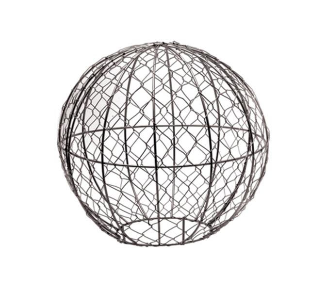 Каркас для фигурного кустарника Burgon & Ball Шар, диаметр 30 смGTF/BALL30 Каркас для фигурного кустарника Burgon & Ball Шар, диаметр 30 смGTF/BALL30Каркас для фигурного кустарника Burgon & Ball Шар представляет собой жесткую проволоку и сетку, надежно обработанные специальным составом, который не боится воды. Каркас Шар состоит из двух полусфер с отверстием сбоку. С его помощью вы сможете создать удивительный топиари в форме шара. Топиари - достаточно простая техника выращивания растения в рамке. Для этого насадите рамку на любой быстрорастущий декоративный куст или вьюн и закрепите на земле колышками (входят в комплект). По мере роста куста побеги, выглядывающие за пределы рамки, обрезают до тех пор, пока рамка полностью не заполнится растением. После удаления формы остается великолепная живая скульптура. При нормальных условиях, фигура вырастает за 0,5-1 сезон. Такие топиари можно выращивать как под открытым небом, так и в комнатных условиях в любом кашпо. Для выращивания каркасных форм хорошо подходят такие растения, как жасмин, английский плющ, виноградная лоза, ползучий карликовый фикус и др....