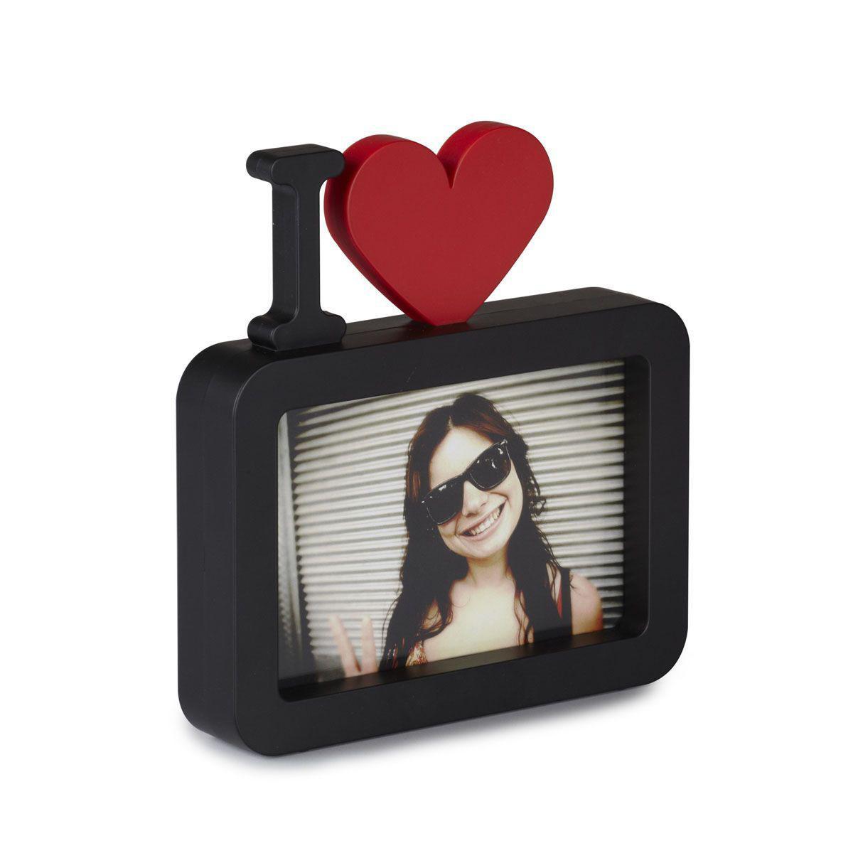 Фоторамка настольная I love U, цвет: черный, 10 х 15 см313190-040 Фоторамка настольная I love U, цвет: черный, 10 х 15 см313190-040Оригинальная фоторамка I love U выполнена из пластика и оформлена буквой I и красным сердцем, поместив в нее фотографию, вы получите оригинальное признание в любви. Рамка очень устойчива, и ее можно поставить на столик или любую другую поверхность. Рамка позволит сохранить на память изображения дорогих вам людей и интересных событий вашей жизни. С таким украшением вы сможете не просто внести в интерьер своего дома элемент необычности, но и создать атмосферу уюта и тепла. Характеристики: Материал: пластик ABS. Размер фоторамки: 17,5 см х 12,5 х 3,2 см. Цвет: Черный. Формат фотографии: 10 см х 15 см.