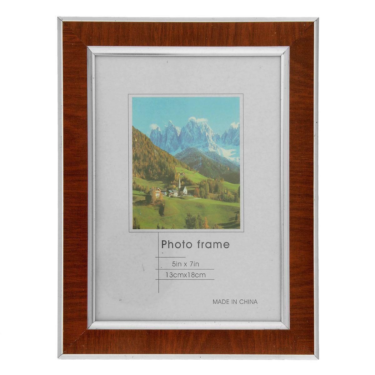 Фоторамка Sima-land Классика, цвет: коричневый, 13 см х 18 см479550 Фоторамка Sima-land Классика, цвет: коричневый, 13 см х 18 см479550Фоторамка Sima-land Классика выполнена в классическом стиле из пластика и стекла, защищающего фотографию. Рамка декорирована серебристыми вставками. Обратная сторона рамки оснащена специальной ножкой, благодаря которой ее можно поставить на стол или любое другое место в доме или офисе. Такая фоторамка поможет вам оригинально и стильно дополнить интерьер помещения, а также позволит сохранить память о дорогих вам людях и интересных событиях вашей жизни.