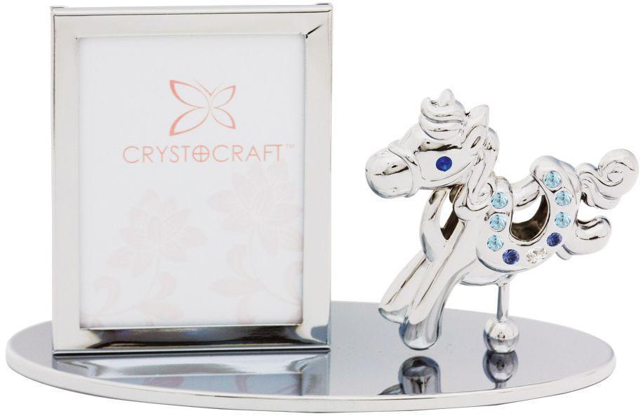 Фоторамка Crystocraft ЛошадкаU0401-042-CBL Фоторамка Crystocraft ЛошадкаU0401-042-CBLФоторамка Crystocraft Лошадка выполнена из высококачественной стали с использованием кристаллов Swarovski синего, голубого и белого цвета. Оригинальная композиция серебристого цвета выполнена в виде прямоугольной фоторамки и фигурки лошадки на овальной подставке. Фоторамка Crystocraft Лошадка подчеркнет ваше безупречное чувство красоты и стиля, а также станет приятным подарком вашим друзьям и близким. Материал: сталь, кристаллы Swarovski. Размер декоративной композиции (ДхВхШ): 10 см х 6,5 см х 4,5 см. Размер фоторамки: 5,5 см х 4,5 см. Размер фото: 5 см х 3,5 см.