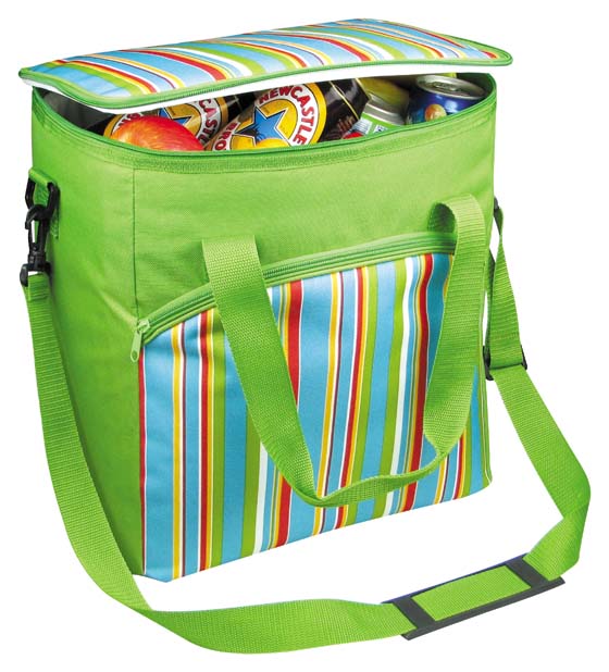 Термосумка Green Glade, цвет: зеленый, голубой, красный, 32 л. P1632P1632 Термосумка Green Glade, цвет: зеленый, голубой, красный, 32 л. P1632P1632Изотермическая термосумка Green Glade пригодится на любом пикнике. Изнутри термосумка отделана специальным теплоизолирующим материалом, способным надолго сохранить холод, даже в жару. Сохранение температурного режима до 12 часов. Снаружи сумка изготовлена из плотного полиэстера с принтом в разноцветную вертикальную полоску. Достаточно вместительна, подходит для хранения и пищи, и напитков. Имеет одно основное отделение, закрывающееся на молнию. Спереди содержится вшитый кармашек на молнии для хранения столовых приборов и салфеток. Для удобной переноски сумка оснащена двумя ручками и отстегивающимся плечевым ремнем. Сумка идеально подходит для отдыха на природе, пикников, туристических походов и путешествий. Объем: 32 л.