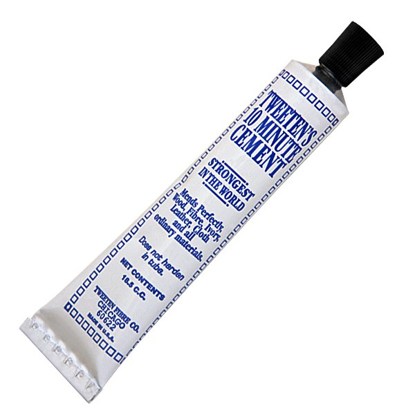 Клей для наклеек Tweeten Ten Minute Cement, 19 мл02267 Клей для наклеек Tweeten Ten Minute Cement, 19 мл02267По утверждению специалистов производителя - известной американской компании Tweeten Fibre - это самый прочный в мире клей, который идеально подходит для установки новой наклейки на кий или срочного возвращения старой на место. Рекомендуется наносить Tweeten Ten Minute Cement на чистую, предварительно обработанную поверхность. Нанесите клей тонким слоем на наклейку и кий. После этого установите наклейку на кий ровно посередине наконечника шафта и плотно прижмите. Срок схватывания - десять минут, и кий готов к игре. Этот клей также может быть использован для ремонта изделий из дерева, пластмассы, слоновой кости, кожи, сукна и других материалов, что значительно расширяет диапазон его применения в быту бильярдного игрока. Клей не твердеет в тюбике при закрытой крышке, что упрощает его хранение.