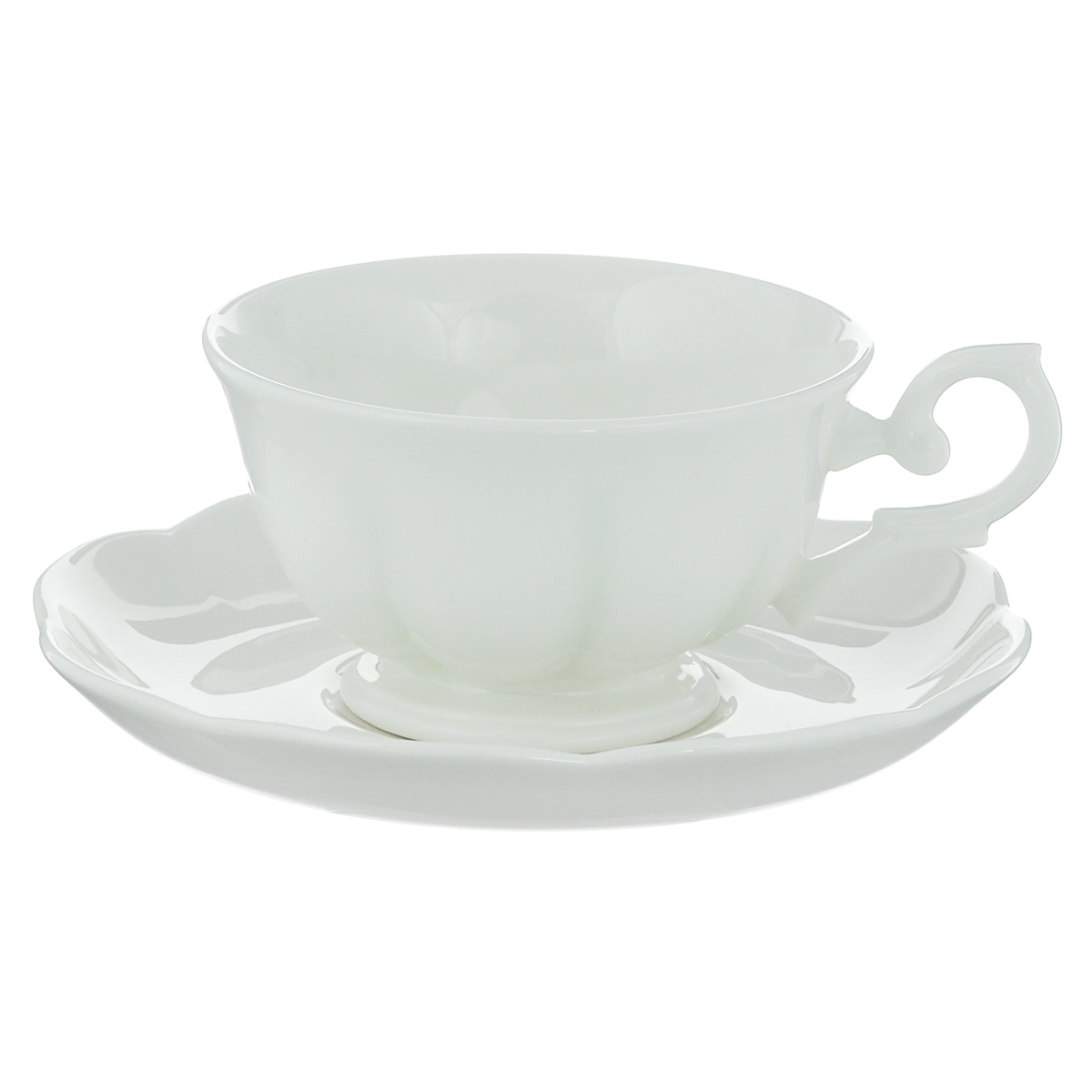 Чайная пара Royal Bone China White, 2 предмета89ww/0366 Чайная пара Royal Bone China White, 2 предмета89ww/0366Набор Royal Bone China White состоит из чашки и блюдца, изготовленных из костяного фарфора с содержанием костяной муки (45%). Основным достоинством изделий из костяного фарфора является абсолютно гладкая глазуровка. Такие изделия сочетают в себе изысканный вид с прочностью и долговечностью. Кружка оснащена изящной ручкой и декорирована вертикальными бороздами, блюдце имеет волнообразные края. Изделия Royal Bone Chine по праву считаются элитными. Благодаря такому набору пить напитки будет еще вкуснее. Объем чашки: 180 мл. Диаметр блюдца: 15 см.