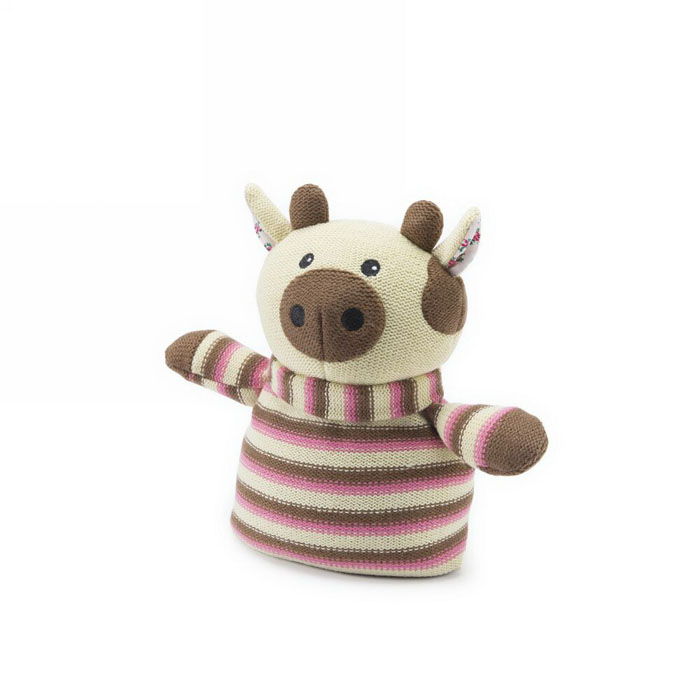 Вязаная игрушка-грелка Warmies Коровка, цвет: бежевый, розовыйKNI-COW-1 Вязаная игрушка-грелка Warmies Коровка, цвет: бежевый, розовыйKNI-COW-1Вязанная игрушка-грелка Warmies Коровка, предназначенная для тепловых процедур, обязательно поднимет настроение своему обладателю. Грелка, выполненная из вязаного текстиля в виде забавной полосатой коровки, привлечет внимание не только ребенка, но и взрослого, и сделает процесс использования грелки приятным и комфортным. Игрушка полностью безопасна - состоит из натурального наполнителя: зерен проса и сушеной лаванды. Просо удерживает тепло долгое время, а лаванда обладает успокаивающим, расслабляющим эффектом, помогает заснуть. Лечебные свойства лаванды помогают при простудных заболеваниях. Положите игрушку на 1-2 минуты в микроволновую печь, и она будет греть вас на протяжении 3-4 часов. Оригинальный стиль и великолепное качество исполнения делают эту игрушку-грелку чудесным подарком к любому празднику. Не стирать, протирать влажной тряпкой. Наполнитель: обработанные зерна проса, высушенная лаванда. Для детей от 3-х лет.