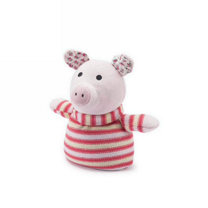 Вязаная игрушка-грелка Warmies Поросенок, цвет: розовый, красныйKNI-PIG-1 Вязаная игрушка-грелка Warmies Поросенок, цвет: розовый, красныйKNI-PIG-1Вязанная игрушка-грелка Warmies Поросенок, предназначенная для тепловых процедур, обязательно поднимет настроение своему обладателю. Грелка, выполненная из вязаного текстиля в виде забавного полосатого поросенка, привлечет внимание не только ребенка, но и взрослого, и сделает процесс использования грелки приятным и комфортным. Игрушка полностью безопасна - состоит из натурального наполнителя: зерен проса и сушеной лаванды. Просо удерживает тепло долгое время, а лаванда обладает успокаивающим, расслабляющим эффектом, помогает заснуть. Лечебные свойства лаванды помогают при простудных заболеваниях. Положите игрушку на 1-2 минуты в микроволновую печь, и она будет греть вас на протяжении 3-4 часов. Оригинальный стиль и великолепное качество исполнения делают эту игрушку-грелку чудесным подарком к любому празднику. Не стирать, протирать влажной тряпкой. Наполнитель: обработанные зерна проса, высушенная лаванда. Для детей от 3-х...