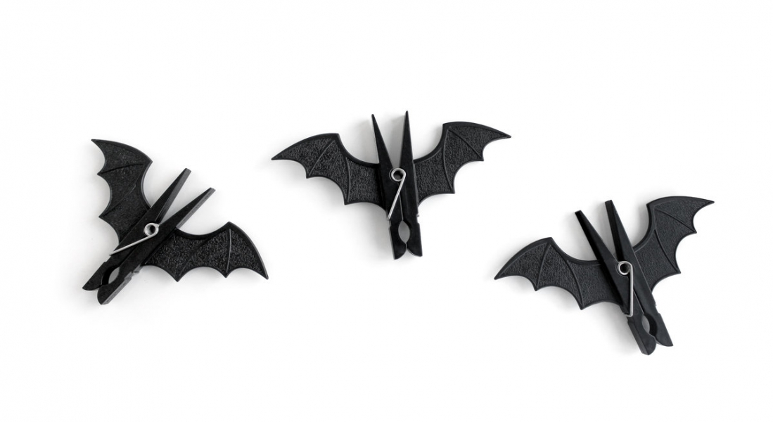 Клипса-прищепка Suck UK Spooky BatSK PEGBAT1 Клипса-прищепка Suck UK Spooky BatSK PEGBAT1Клипса-прищепка Suck UK Spooky Bat выполнена из пластика в виде летучей мыши. Если вы любите ужасы, то эти прищепки были созданы для вас. Конечно, они прекрасно будут держать белье на веревке, но помимо этого их можно использовать, чтобы закрепить записку или фотографию, или просто зажать пакет с открытыми, но не до конца съеденными чипсами. Цена указана за 1 штуку.