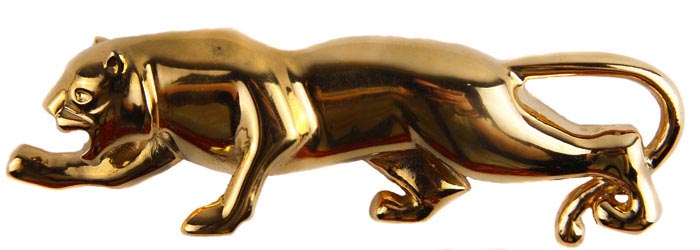 Винтажная брошь Пантера от Sphinx. Ювелирный сплав. Великобритания, Sphinx, вторая половина ХХ векаАРТ, BR0002 Винтажная брошь Пантера от Sphinx. Ювелирный сплав. Великобритания, Sphinx, вторая половина ХХ векаАРТ, BR0002Винтажная брошь Пантера от Sphinx. Ювелирный сплав. Великобритания, Sphinx, вторая половина ХХ века. Сохранность хорошая. Размер броши 8,5 х 2,5. Великолепная брошь от британской компании Sphinx - пантера!!! Брошь выполнена из ювелирного сплава цвета сусального золота! Прекрасного качества брошь, как и все украшения этой марки! Маркировка: характерная для Sphinx: овальный картуш с подписью “Sphinx”и серийным номером. Компания была основана в 1948 году в Великобритании. Компания The Sphinx Company была известной английской ювелирной мануфактурой по производству качественно сделанных, и красиво оформленных украшений, которые были похожи на настоящие драгоценности. Качество производимой бижутерии было очень высоким, поэтому компания с 60-х гг. стала выпускать изделия исключительно на заказ для таких марок и магазинов, как Kenneth Jay Lane, Butler&Wilson, Saks 5th Ave., Neiman Marcus, Bloomingdales. Так что...