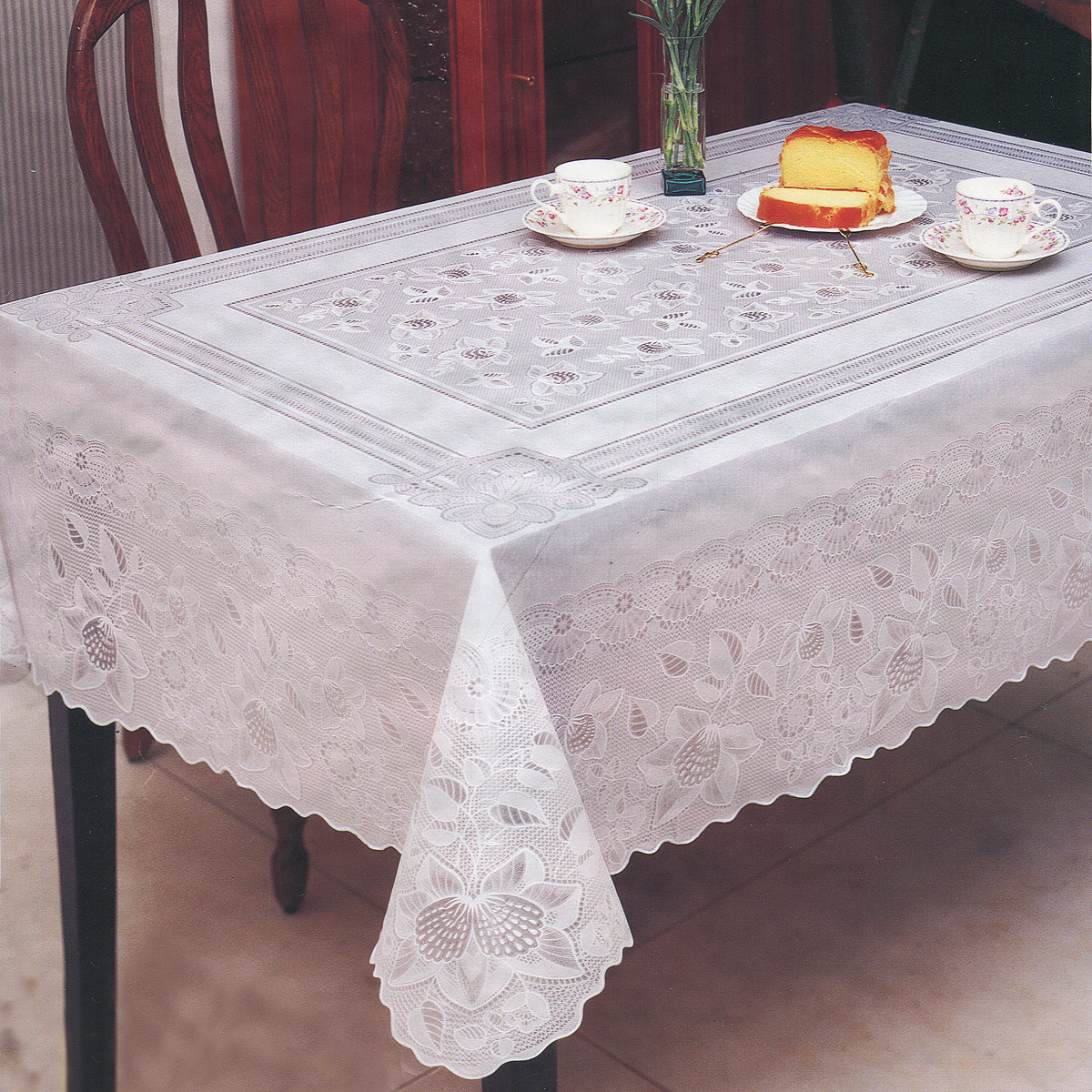 Скатерть Ажурная, цвет: белый, 150 x 228 см. 811-003811-003 Скатерть Ажурная, цвет: белый, 150 x 228 см. 811-003811-003Скатерть Ажурная выполнена из винила и имитирует кружевной узор. Преимущества данной скатерти состоят в том, что она достаточно легко оттирается от загрязнений, не нуждается в глажке и при этом всегда украшает стол своим внешним видом. Размер скатерти: 150 см х 228 см.