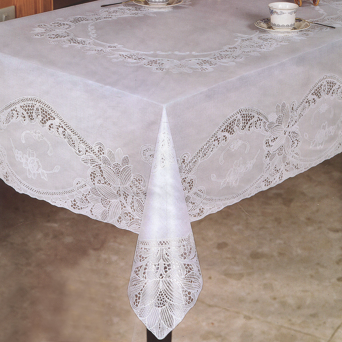 Скатерть Ажурная, цвет: белый, 135 x 180 см. 811-008811-008 Скатерть Ажурная, цвет: белый, 135 x 180 см. 811-008811-008Скатерть Ажурная выполнена из винила и имитирует кружевной узор. Преимущества данной скатерти состоят в том, что она достаточно легко оттирается от загрязнений, не нуждается в глажке и при этом всегда украшает стол своим внешним видом. Размер скатерти: 135 см х 180 см.