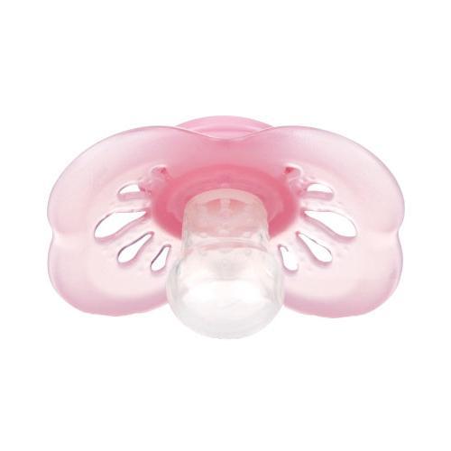NUBY Пустышка силиконовая, анатомическая форма 0+ м, цвет: розовый. ID5714MFSNID5714MFSN, розовый NUBY Пустышка силиконовая, анатомическая форма 0+ м, цвет: розовый. ID5714MFSNID5714MFSN, розовыйАнатомическая пустышка доступна в различных пастельных цветах и принтах. Она имеет симметричный щит и классическую овальную форму с мягкими выступами вдоль обода, что массажирует и стимулирует десны малыша. Она также имеет небольшие неровности на поверхности щита, которые позволяют воздуху циркулировать между соской и нежной кожей вашего ребенка, уменьшая раздражение.