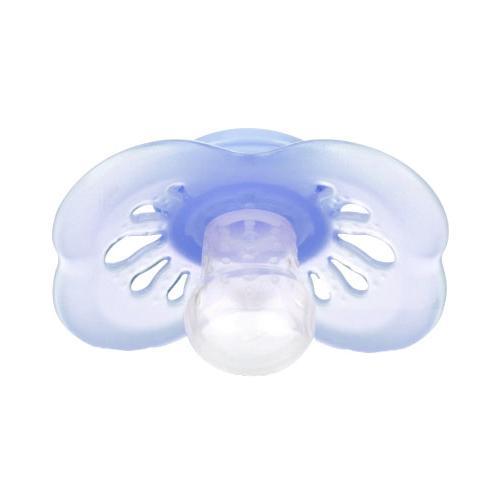 NUBY Пустышка силиконовая, анатомическая форма 0+ м, цвет: голубой. ID5714MFSNID5714MFSN, голубой NUBY Пустышка силиконовая, анатомическая форма 0+ м, цвет: голубой. ID5714MFSNID5714MFSN, голубойАнатомическая пустышка доступна в различных пастельных цветах и принтах. Она имеет симметричный щит и классическую овальную форму с мягкими выступами вдоль обода, что массажирует и стимулирует десны малыша. Она также имеет небольшие неровности на поверхности щита, которые позволяют воздуху циркулировать между соской и нежной кожей вашего ребенка, уменьшая раздражение.