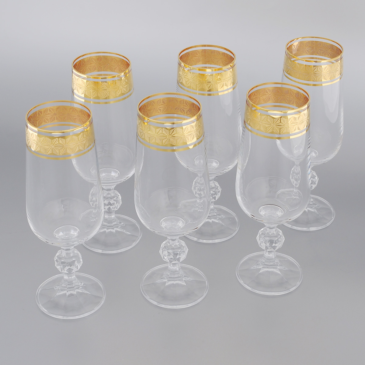 Набор бокалов для шампанского Bohemia Crystal Claudia, 180 мл, 6 шт - Bohemia Crystal700538 Набор бокалов для шампанского Bohemia Crystal Claudia, 180 мл, 6 шт - Bohemia Crystal700538Набор Bohemia Crystal Claudia состоит из шести бокалов, выполненных из прочного натрий-кальций-силикатного стекла. Изящные бокалы на низких ножках, декорированные золотистым орнаментом и окантовкой, прекрасно подойдут для подачи шампанского. Бокалы излучают приятный блеск и издают мелодичный звон. Бокалы сочетают в себе элегантный дизайн и функциональность. Благодаря такому набору пить шампанское будет еще вкуснее. Набор бокалов Bohemia Crystal Claudiaпрекрасно оформит праздничный стол и создаст приятную атмосферу за романтическим ужином. Такой набор также станет хорошим подарком к любому случаю. Диаметр бокала (по верхнему краю): 4,5 см. Высота бокала: 17,2 см. Диаметр основания: 5,5 см.