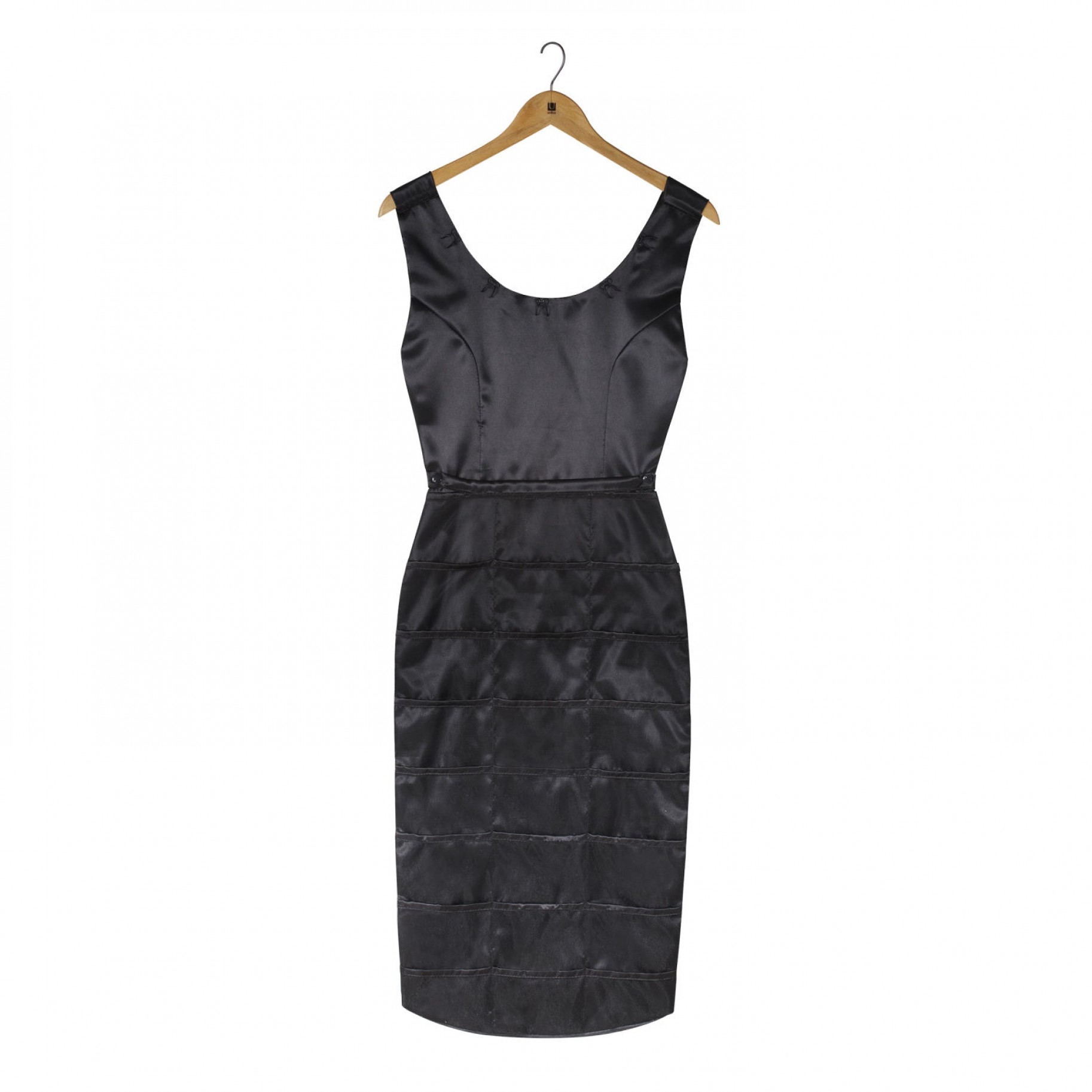 Органайзер для украшений Umbra Couture, цвет: черный, 44,5 см х 127 см299005-040 Органайзер для украшений Umbra Couture, цвет: черный, 44,5 см х 127 см299005-040Выполненный в форме мини-платья, органайзер Umbra Couture имеет 48 кармашков на молнии и 10 крючков, что позволяет брать его с собой в дорогу не переживая, что что-то выпадет из карманов. В этот органайзер вы сможете складывать не просто украшения, но и сложить расчески, резинки для волос и прочие мелочи. Можно повесить на обыкновенную вешалку для одежды. Когда вы не используете органайзер, его можно сложить для экономии места. Размер органайзера: 44,5 см х 127 см.