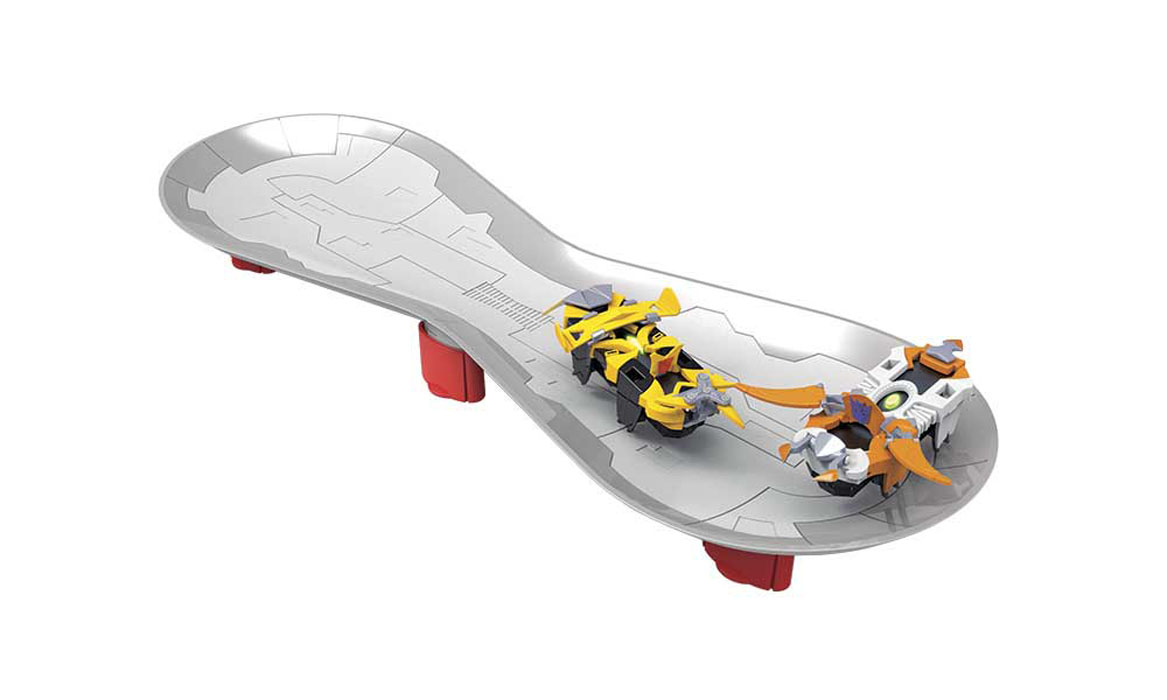 Игровой набор Hexbug Warriors Transformers. Battle Arena, 7 предметов477-3320 Игровой набор Hexbug Warriors Transformers. Battle Arena, 7 предметов477-3320Игровой набор Hexbug Warriors Transformers. Battle Arena — это специальная площадка для битв между Hexbug Transformers. В наборе представлены два непримиримых соперника. Представителем Автоботов был выбран Bumblebee, а Десептиконов представляет Galvatron. Арена — это 2 вогнутые площадки, которые надежно объединяются замками. Снизу крепятся 3 опоры, которые подымают площадку выше. Конструкция ее такова, что роботы не смогут покинуть ее самостоятельно, а будут вынуждены вести бой до победного конца. Роботы-трансформеры, входящие в состав набора, имеют два режима работы. Тестовый — для хаотичного движения по любой твердой поверхности или самой арены и боевой, в котором роботы будут наносить друг другу удары, пока противник не будет повержен. После нанесения критического урона, Hexbug Transformer застывает, пока вы снова не активируете его. Для определения степени нанесенного урона достаточно посмотреть на искру — световой датчик на спинке...