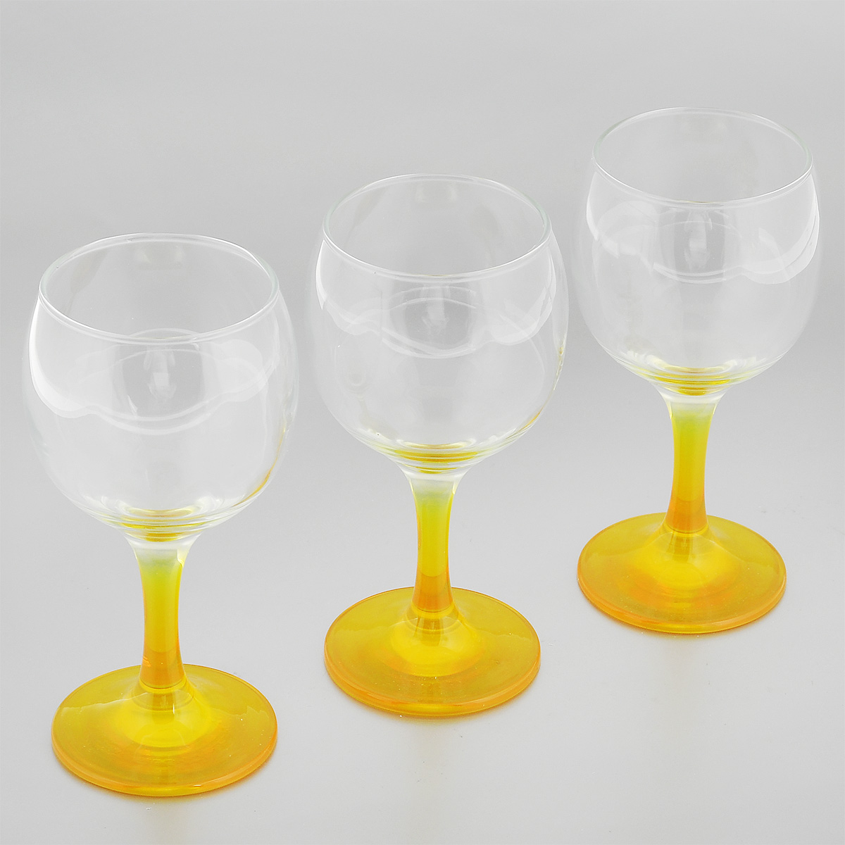 Набор фужеров Glass4you, цвет: желтый, 220 мл, 3 шт44412Y Набор фужеров Glass4you, цвет: желтый, 220 мл, 3 шт44412YНабор Glass4you состоит из трех фужеров, выполненных из прочного натрий-кальций-силикатного стекла. Изделия имеют тонкие высокие цветные ножки. Фужеры излучают приятный блеск и издают мелодичный звон. Предназначены для подачи вина. Набор фужеров Glass4you прекрасно оформит праздничный стол и станет хорошим подарком к любому случаю. Можно мыть в посудомоечной машине. Диаметр фужера (по верхнему краю): 6,6 см. Высота фужера: 14,5 см. Диаметр основания: 6,4 см.