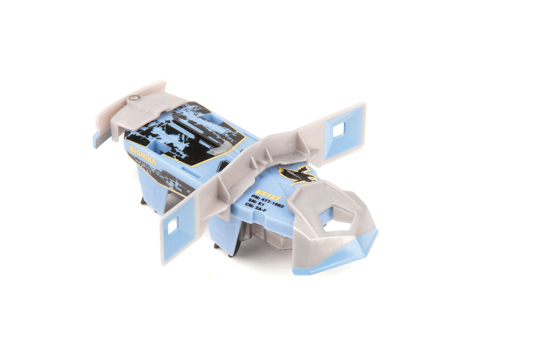 Микро-робот Hexbug Warriors. Bionika, цвет: синий. S1-2A477-1982_3 Микро-робот Hexbug Warriors. Bionika, цвет: синий. S1-2A477-1982_3Микро-робот Hexbug Warriors. Bionika, изготовленный из безопасного пластика, создан по уникальной нано-технологии. Представитель академии киборгов в своем обмундировании использует высокотехнологичное оружие – всеразрушающие электромагнитные излучатели, крутящиеся дисковые пилы и мощную броню, что позволяет ему быть достойным соперником для остальных микро-роботов из линейки Hexbug Warriors. Он имеет мощный электромотор, за счет вибрации которого он движется вперед и сметает все на своем пути. Микро-робот оснащен сменными элементами кинетической амуниции, датчиком удара, функцией контроля уровня здоровья. Доступны 2 уровня игры: тренировка и битва. В режиме Тренировка датчик удара и функция контроля уровня здоровья отключены. В режиме Битва каждый удар снижает уровень здоровья микро-робота. Подготовьте бойца к сражению, нажмите на кнопку и удерживайте ее в течение трех секунд, когда загорится зеленый индикатор жизни - смело...