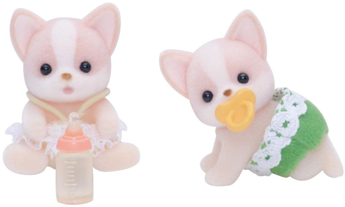 Sylvanian Families Игровой набор Чихуахуа-двойняшки3242 Sylvanian Families Игровой набор Чихуахуа-двойняшки3242Игровой набор Sylvanian Families Чихуахуа-двойняшки привлечет внимание вашей малышки и не позволит ей скучать. Набор включает в себя две фигурки малышей чихуахуа, бутылочку и соску. Фигурки выполнены из пластика и покрыты мягким, приятным на ощупь флоком. Ваша малышка будет часами играть с набором, придумывая различные истории. Sylvanian Families - это целый мир маленьких жителей, объединенных общей легендой. Жители страны Sylvanian Families - это кролики, белки, медведи, лисы и многие другие. У каждого из них есть дом, в котором есть все необходимое для счастливой жизни. В городе, где живут герои, есть школа, больница, рынок, пекарня, детский сад и множество других полезных объектов. Жители этой страны живут семьями, в каждой из которой есть дети. В домах Sylvanian Families царит уют и гармония. Домашние животные радуют хозяев. Здесь продумана каждая мелочь, от одежды до мебели и аксессуаров.