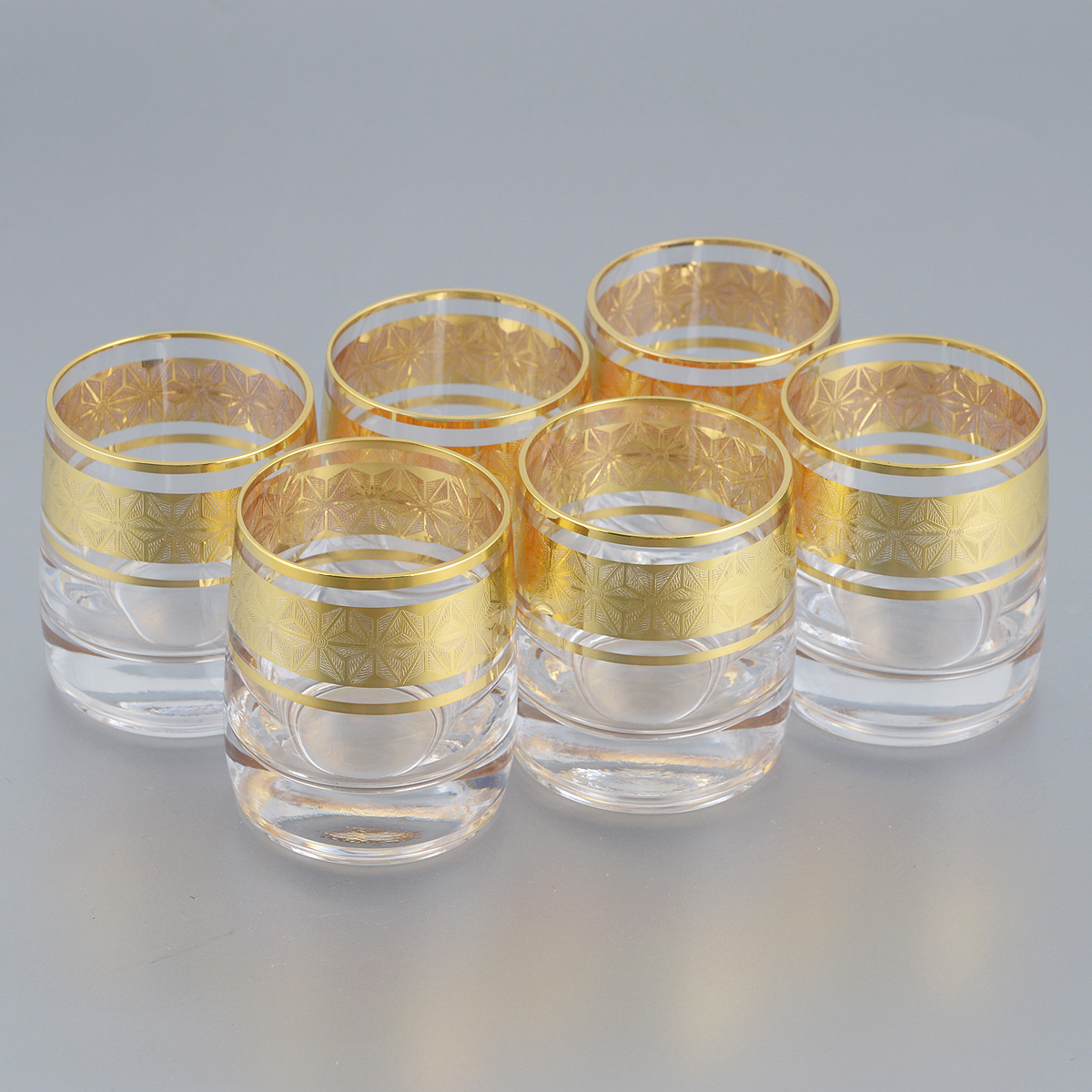 Набор стопок Bohemia Crystal Ideal, 60 мл, 6 шт726332 Набор стопок Bohemia Crystal Ideal, 60 мл, 6 шт726332Набор Bohemia Crystal Ideal состоит из шести стопок. Изделия выполнены из высококачественного стекла. Стопки имеют прозрачную поверхность и декорированы позолоченной окантовкой с орнаментом. Изделия излучают приятный блеск и издают мелодичный звон. Набор стопок Bohemia Crystal Ideal прекрасно оформит интерьер кабинета или гостиной и станет отличным дополнением бара. Такой набор также станет хорошим подарком к любому случаю. Объем стопки: 60 мл. Диаметр стопки (по верхнему краю): 4,5 см. Высота стопки: 5,5 см.