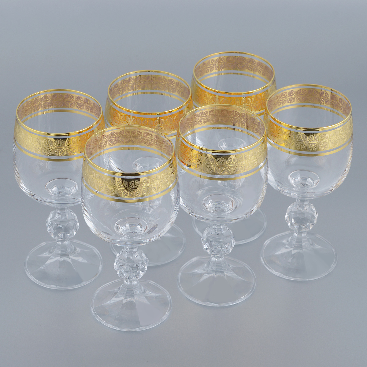 Набор бокалов для вина Bohemia Crystal Claudia, 190 мл, 6 шт - Bohemia Crystal700534 Набор бокалов для вина Bohemia Crystal Claudia, 190 мл, 6 шт - Bohemia Crystal700534Набор Bohemia Crystal Claudia состоит из шести бокалов, выполненных из прочного высококачественного прозрачного стекла. Изделия декорированы золотистой окантовкой и оригинальным орнаментом. Бокалы предназначены для подачи вина. Они излучают приятный блеск и издают мелодичный звон. Бокалы сочетают в себе элегантный дизайн и функциональность. Благодаря такому набору пить напитки будет еще вкуснее. Набор бокалов Bohemia Crystal Claudia прекрасно оформит праздничный стол и создаст приятную атмосферу за романтическим ужином. Такой набор также станет хорошим подарком к любому случаю. Не использовать в посудомоечной машине и микроволновой печи. Диаметр бокала по верхнему краю: 6,3 см. Высота бокала: 14,5 см.