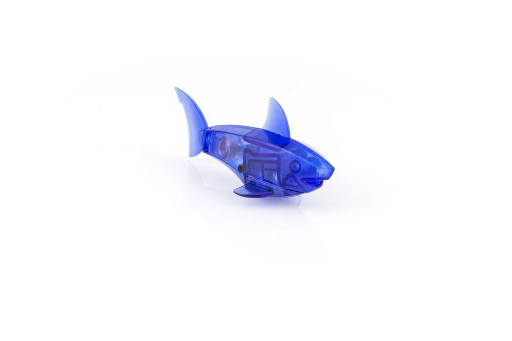 Микро-робот рыбка Hexbug Aquabot Shark, цвет: синий460-3028_2 Микро-робот рыбка Hexbug Aquabot Shark, цвет: синий460-3028_2Уникальный микро-робот рыбка Микро-робот рыбка Hexbug Aquabot Shark изготовлен из безопасного пластика и выполнен в виде акулы. Теперь микро-роботы осваивают и водные глубины! Hexbug Aquabot Shark плавает как настоящая акула и непредсказуем в направлении движения. Опустите его в воду и он оживет! Если микро-робот замер, то достаточно просто всколыхнуть воду и он снова поплывёт. Вне воды он автоматически выключается. Для работы игрушки необходимы 2 батареи типа LR44 (входят в комплект). Гарантия 15 дней.