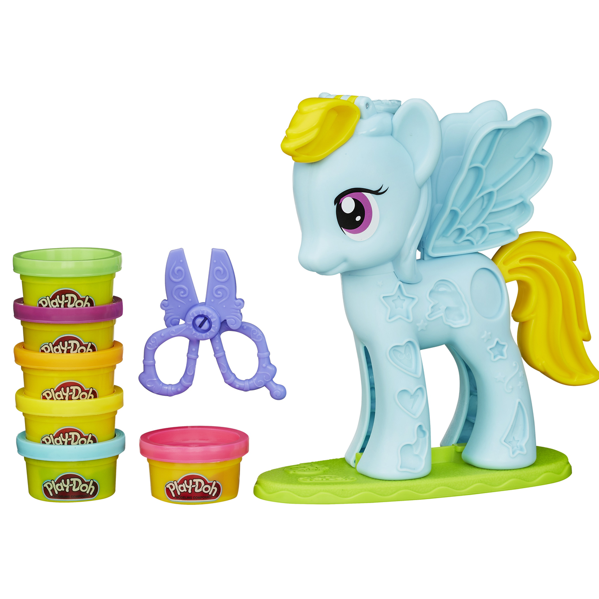 Play-Doh Игровой набор Style SalonB0011EU4 Play-Doh Игровой набор Style SalonB0011EU4Набор Play-Doh Style Salon предназначен для лепки и моделирования. Пластилин Плэй До обладает отличными пластичными свойствами, быстро размягчается, хорошо держит форму и не липнет к рукам. Он прекрасно подходит для создания даже очень мелких деталей, в чем малышке помогут формочки в очаровательной пони Рэйнбоу Дэш! В набор входят: пластиковая фигурка в виде пони Рэйнбоу Дэш, подставка под фигурку, пластиковые ножницы и 6 баночек пластилина Play-Doh разных цветов. На головке у пони расположена давилка для имитирования гривы из пластилина. Крылышки снимаются с фигурки. Занятия лепкой помогут вашей маленькой принцессе развить творческие способности, воображение, а также мелкую моторику рук. Яркие цвета и сказочные образы подарят ей положительные эмоции и хорошее настроение! Общая масса пластилина: 168 г.