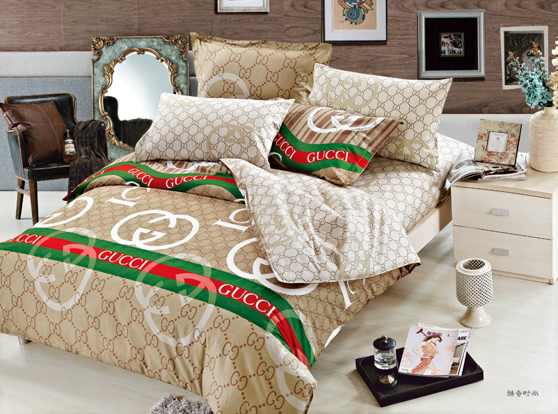 Комплект белья Amore Mio ZHG Gucci, 2-спальное. 6807368073 Комплект белья Amore Mio ZHG Gucci, 2-спальное. 6807368073Amore Mio – Комфорт и Уют - Каждый день! Amore Mio предлагает оценить соотношению цены и качества коллекции. Разнообразие ярких и современных дизайнов прослужат не один год и всегда будут радовать Вас и Ваших близких сочностью красок и красивым рисунком. Что такое Satin/Сатин.-это ткань сатинового (атласного) переплетения нитей. Имеет гладкую, шелковистую лицевую поверхность, на которой преобладают уточные нити (уток – горизонтально расположенные в тканом полотне нити). Сатин изготавливается из крученой хлопковой нити двойного плетения. Он чрезвычайно приятен на ощупь, не электризуется и не скользит по кровати. Сатин прекрасно сохраняет форму и не мнется, отлично пропускает воздух, что позволяет телу дышать и дарит здоровый и комфортный сон.