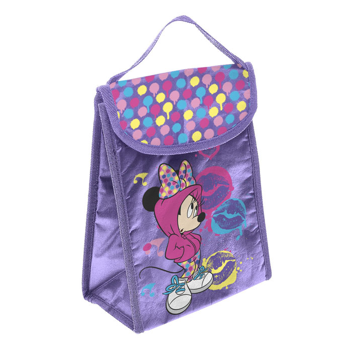 Термосумка для ланча Home Queen Disney Любимые герои, цвет: фиолетовый, 18 х 24 х 12 см67287_3 Термосумка для ланча Home Queen Disney Любимые герои, цвет: фиолетовый, 18 х 24 х 12 см67287_3Модная термосумка для ланча Home Queen Любимые герои обязательно понравится вашему ребенку. Благодаря свойствам материала, из которого изготовлена сумка, она сохраняет температуру помещенного внутрь продукта. Принты с любимыми героями мультфильма Disney Микки Маус делают сумку оригинальным и ярким аксессуаром. Материал: нетканый материал, алюминиевая фольга. Размер сумки: 18 см х 24 см х 12 см.