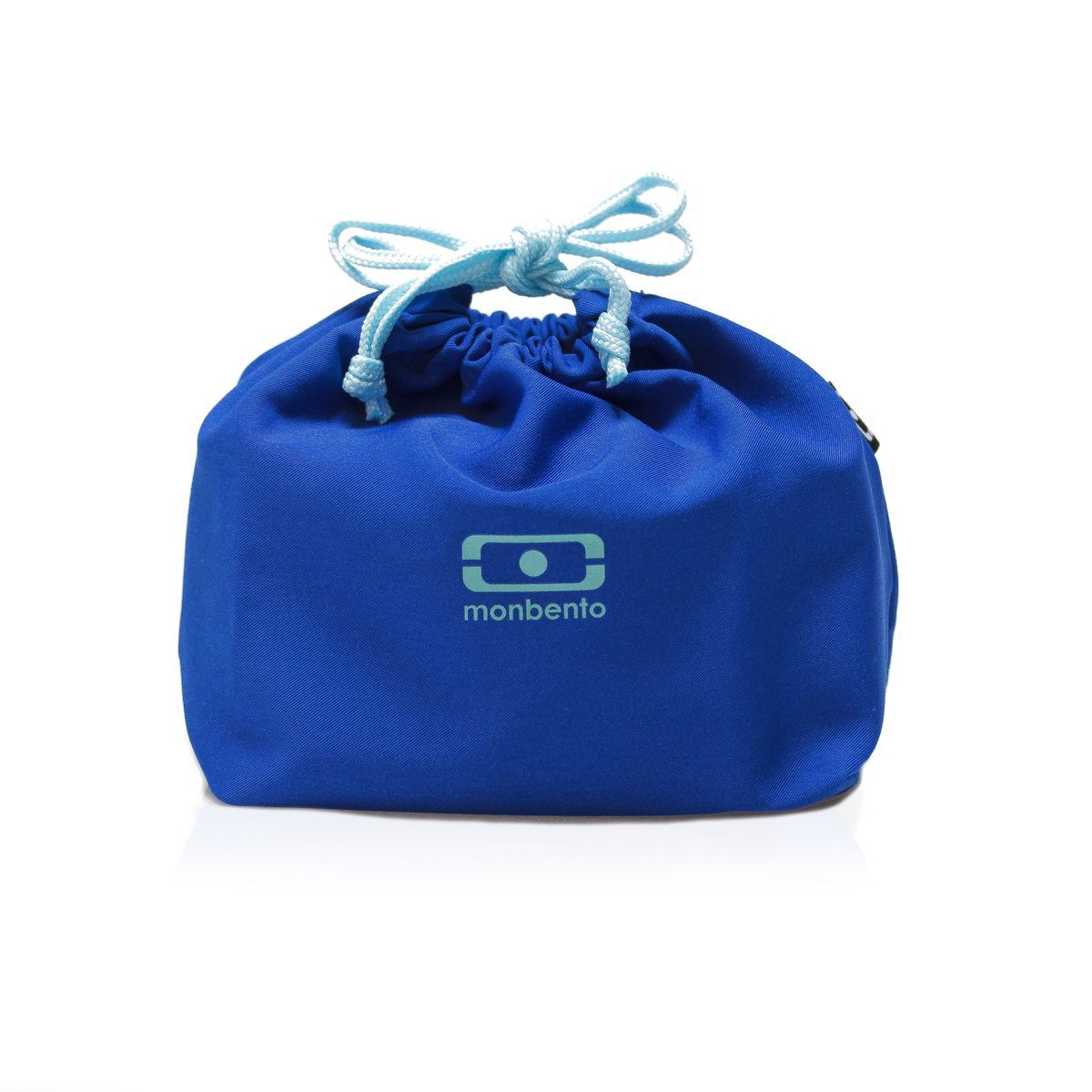 Мешочек для ланча MB Pochette color черничный1002 02 104 Мешочек для ланча MB Pochette color черничный1002 02 104Мешочек для ланча создан специально для переноски ланч-бокса Monbento. Но это условия не обязательное, он подойдет и для других моделей, главное, положить туда вкусную и полезную пищу и отправиться с ней на работу, в парк или в поход. Мешочек защитит ланчбокс от царапин и внешних повреждений. И наоборот: если вдруг вы неплотно закроете крышку, и что-то прольется, то вещи в сумке пострадают гораздо меньше, а мешочек впитает в себя лишнюю влагу. Удобно носить в руках. Легко стирать (разрешена стирка в стиральной машине). Материал: полиэстер, цвет: голубой