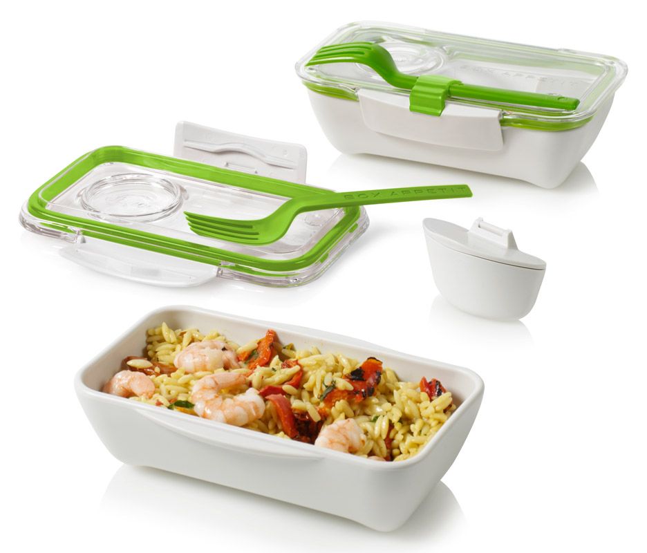 Ланч-бокс Black+Blum Bento Box, цвет: белый, зеленый, 500 млBT001 Ланч-бокс Black+Blum Bento Box, цвет: белый, зеленый, 500 млBT001Ланч-бокс Black+Blum Bento Box изготовлен из высококачественного пищевого пластика без примеси вредного бисфенола-А (BPA free). В комплект входит прямоугольный контейнер с крышкой, соусница, вилка и разделитель. Контейнер приятно держать в руках благодаря эргономичной и продуманной форме, удобно есть благодаря небольшому бортику, не позволяющему еде убежать из тарелки. Изделие плотно закрывается на надежную вакуумную крышку с силиконовой прокладкой. Крышка прозрачная - видно, что внутри ланч-бокса. Вилка крепится на крышке. Что бы вы ни ели, овощной салат или сочную лазанью, этот ланч-бокс станет идеальным решением. Можно мыть в посудомоечной машине и использовать в микроволновой печи (без крышки). Размер контейнера: 17,3 см х 10,8 см. Высота стенки: 5 см. Размер соусницы: 8 см х 4 см х 5 см. Длина вилки: 16,2 см.