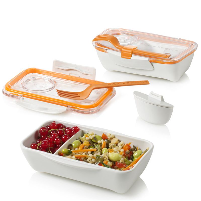 Ланч-бокс Black+Blum Bento Box, цвет: белый, оранжевый, 500 млBT003 Ланч-бокс Black+Blum Bento Box, цвет: белый, оранжевый, 500 млBT003Ланч-бокс Black+Blum Bento Box изготовлен из высококачественного пищевого пластика без примеси вредного бисфенола-А (BPA free). В комплект входит прямоугольный контейнер с крышкой, соусница, вилка и разделитель. Контейнер приятно держать в руках благодаря эргономичной и продуманной форме, удобно есть благодаря небольшому бортику, не позволяющему еде убежать из тарелки. Изделие плотно закрывается на надежную вакуумную крышку с силиконовой прокладкой. Крышка прозрачная - видно, что внутри ланч-бокса. Вилка крепится на крышке. Что бы вы ни ели, овощной салат или сочную лазанью, этот ланч-бокс станет идеальным решением. Можно мыть в посудомоечной машине и использовать в микроволновой печи (без крышки). Размер контейнера: 17,3 см х 10,8 см. Высота стенки: 5 см. Размер соусницы: 8 см х 4 см х 5 см. Длина вилки: 16,2 см.