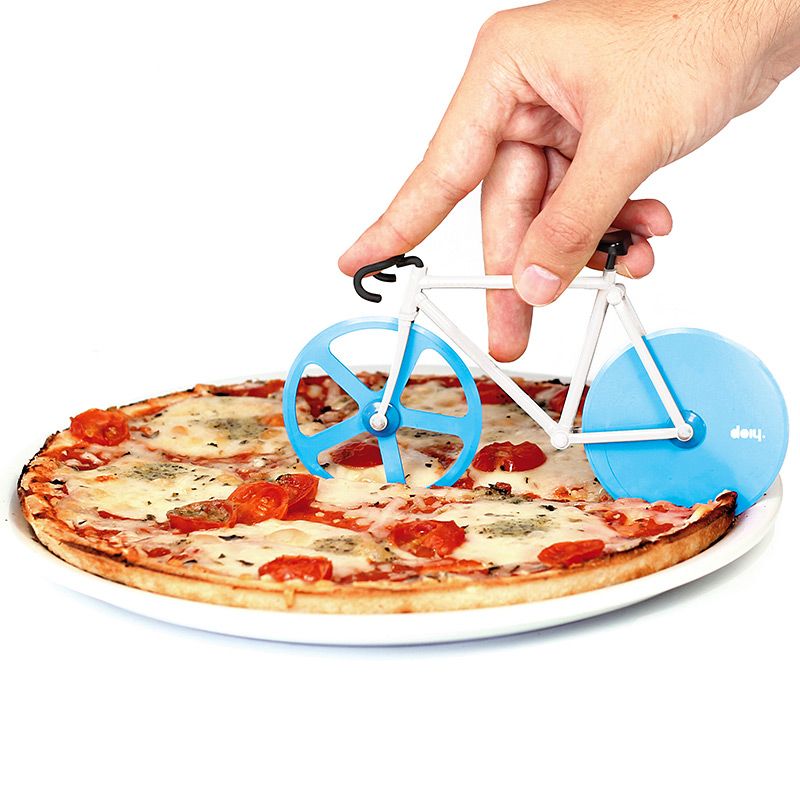 Нож для пиццы Fixie голубой/белыйDYFIXIEAN Нож для пиццы Fixie голубой/белыйDYFIXIEANВелосипеды становятся все популярнее и их все чаще можно встретить вокруг. В том числе и в вашей пицце! Забавный нож с двойными лезвиями на месте колес поможет отрезать ровные куски, которые легко отделятся друг от друга. Так что теперь можете намекать друзьям Пойдем кататься на велосипеде, имея ввиду, конечно же, вечер с поеданием вкусной пиццы. Ммм! Материал: нержавеющая сталь, цвет: голубой