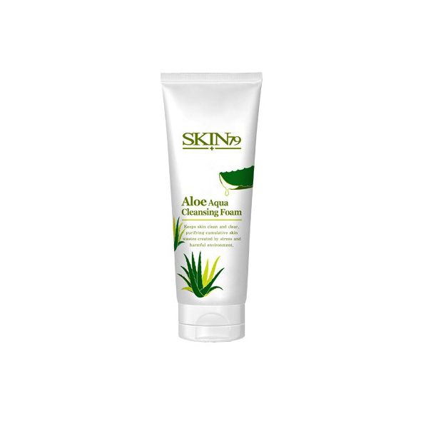 SKIN79 Питательная и увлажняющая пена для умывания с экстрактом алое Aqua Cleansing, 200 млУТ000001341 SKIN79 Питательная и увлажняющая пена для умывания с экстрактом алое Aqua Cleansing, 200 млУТ000001341Освежающая пенка для умывания с экстрактом алое образовывает густую пышную пену, которая не только без остатка смывает макияж и глубоко очищает поры, но и заботится о коже смягчая и увлажняя ее. В состав пенки входит экстракт листьев алое вера, смягчающий и увлажняющий кожу, aермет глактокомуз, который увлажняет кожу и создает на коже защитный барьер, трегалоза, увлажняющая глубокие слои дермы, экстракт портулака и золота, смягчающий кожу и придающей ей сияние, экстракт лиственницы, который придает коже эластичность и препятствует излишней жирности, экстракт папайи и коры белой ивы, отшелушивающие омертвевшие клетки кожи. Формула пенки подходит даже для очень сухой и чувствительной кожи, не содержит минерального масла и парабенов.