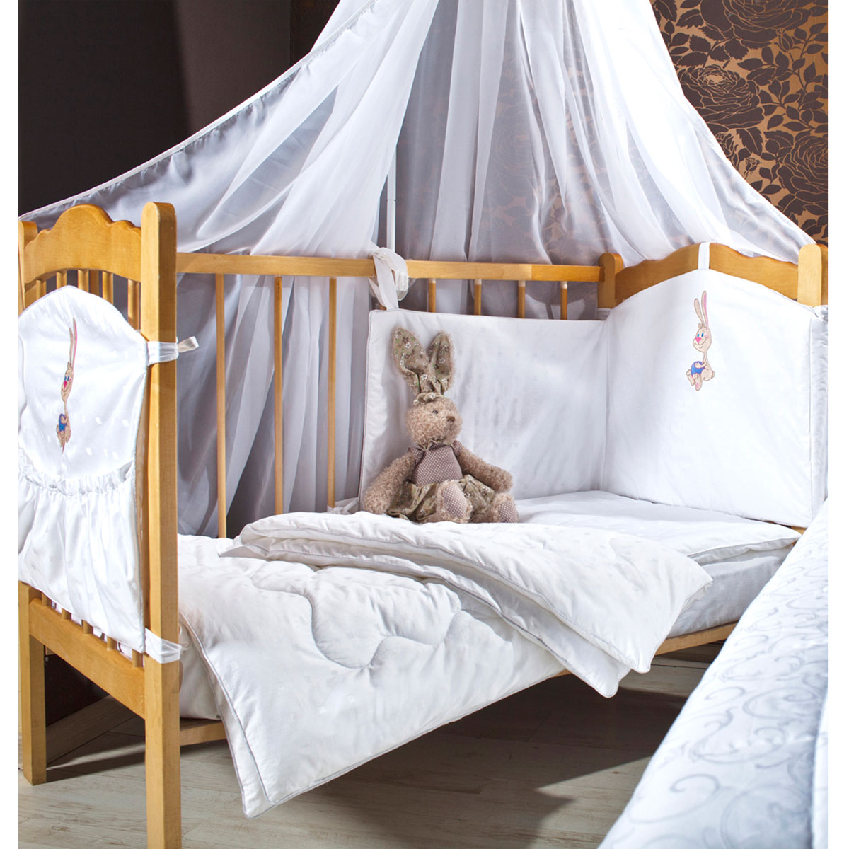 Комплект в кроватку Primavelle Lovely, цвет: розовый, 5 предметов411601842-3126вl Комплект в кроватку Primavelle Lovely, цвет: розовый, 5 предметов411601842-3126вlКомплект в кроватку Primavelle Lovely прекрасно подойдет для кроватки вашего малыша, добавит комнате уюта и согреет в прохладные дни. В качестве материала верха использован натуральный 100% хлопок. Мягкая ткань не раздражает чувствительную и нежную кожу ребенка и хорошо вентилируется. Подушка и одеяло наполнены гипоаллергенным бамбуковым волокном. Бамбук является природным антисептиком, обладающим уникальными антибактериальными и дезодорирующими свойствами. Бортики наполнены экофайбером, который не впитывает запах и пыль. Балдахин выполнен из легкой прозрачной вуали. В комплекте - удобный карман на кроватку для всех необходимых вещей. Очень важно, чтобы ваш малыш хорошо спал - это залог его здоровья, а значит вашего спокойствия. Комплект Primavelle Lovely идеально подойдет для кроватки вашего малыша. На нем ваш кроха будет спать здоровым и крепким сном. Комплектация: - бортик (180 см х 46 см); - балдахин (420 см х 160 см); -...