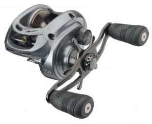 Катушка мультипликаторная Daiwa Lexa 100HL, цвет: темно-серый38079 Катушка мультипликаторная Daiwa Lexa 100HL, цвет: темно-серый38079Daiwa Lexa 100HL - бейткастинговая катушка с большой лесоемкостью и компактным корпусом. Увеличенная лесоемкость в сочетании с компактным корпусом. Фрикцион Ultimate Tournament Carbon Drag. INFINITE ANTI-REVERSE - система мгновенного стопора обратного хода ротора. В основе лежит роликовый подшипник, предотвращающий обратное вращение (блокировка по принципу обгонной муфты). Алюминиевый корпус и боковые платы. 7 шарикоподшипников ( включая 2 CRBB). Специальная автоматическая система магнитного торможения шпули Magforce. Перфорированная облегченная. Шпуля специальной изогнутой формы. Сверхлегкая шпуля из алюминиевого сплава A7075. Вес катушки: 227 г. Емкость шпули: 0,3 мм - 120 м. Намотка за оборот ручки: 65 см.