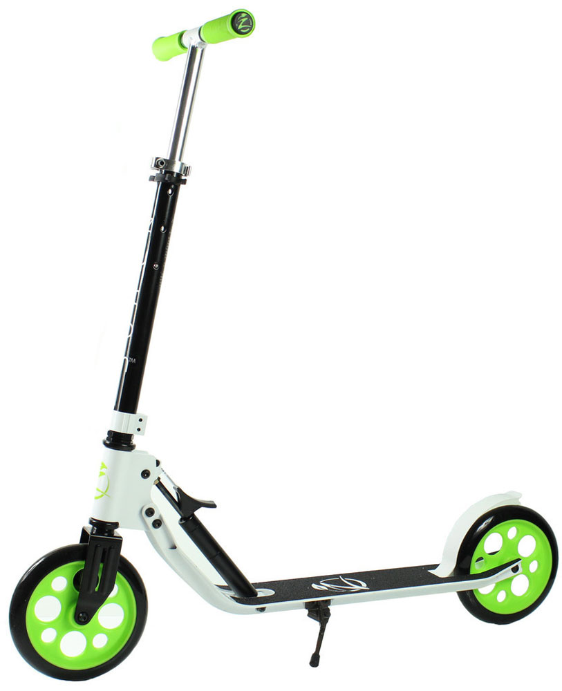 Самокат Zycom Easy Ride 200, цвет: белый, зеленый204-481 Самокат Zycom Easy Ride 200, цвет: белый, зеленый204-481Самокат Zycom Easy Ride 200 выполнен из алюминия, за счет чего он имеет небольшой вес. Высота руля регулируется. На руле имеются мягкие накладки. Самокат оснащен 2 большими полиуретановыми колесами. Дека имеет нескользящее покрытие. Самокат оборудован подножкой. Заднее колесо оснащено тормозом. Zycom Easy Ride 200 понравится всем любителям езды на самокате.
