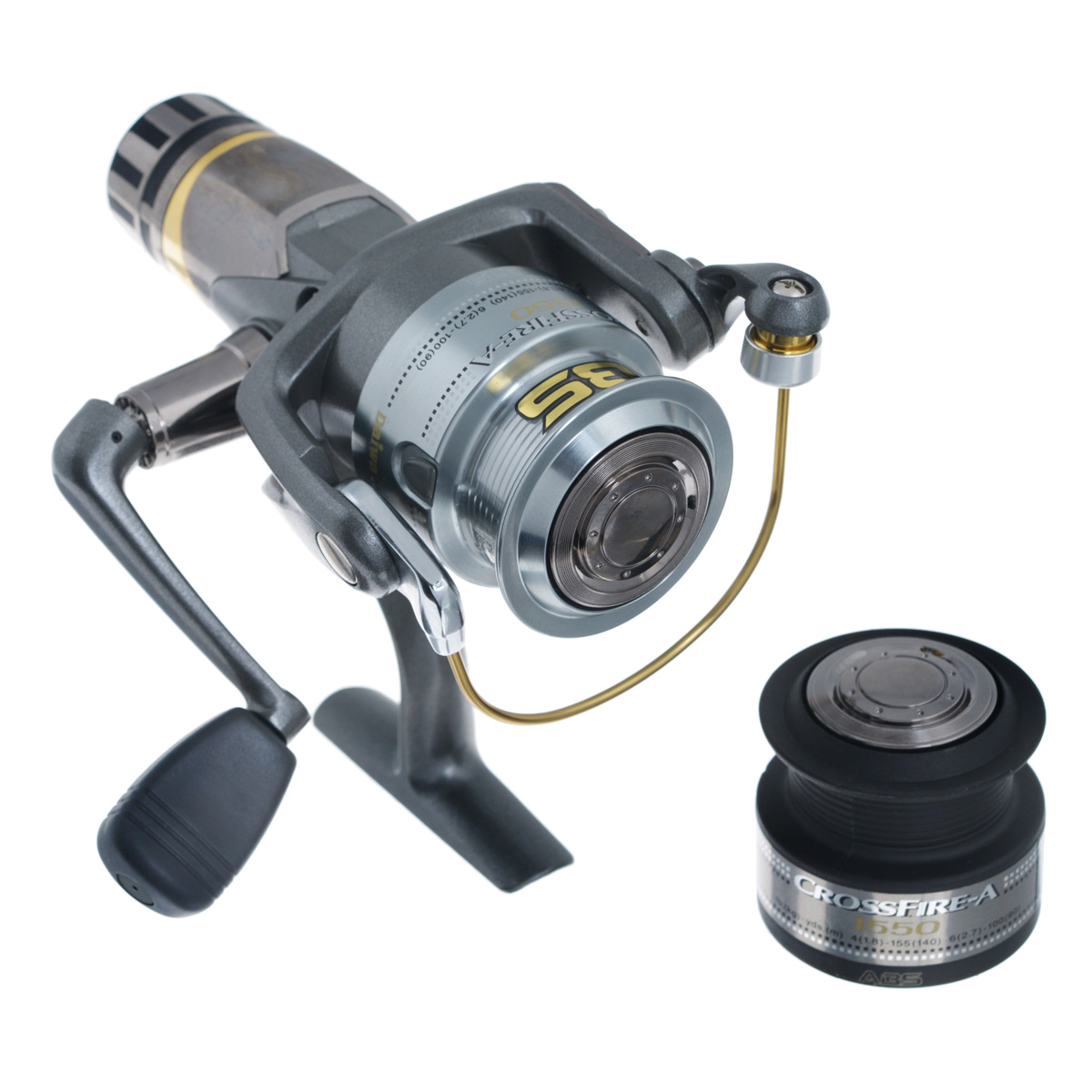 Катушка безынерционная Daiwa Crossfire 1550 A, цвет: темно-серый14040 Катушка безынерционная Daiwa Crossfire 1550 A, цвет: темно-серый14040Серия Crossfire предлагает вам отличный уровень работы за разумную цену. Система ABS Anti Backlash. Противозакручиватель лески Twistbuster. Система Infinite Anti-Reverse. 3 шарикоподшипника. Реактивная система drag. Кнопка drag в мягкой оболочке. Ручка дужки с покрытием из нитрида титана. Вес катушки: 285 г. Емкость шпули: 0,2 мм - 140 м, 0,25 мм - 90 м, 0,28 мм - 75 м. Намотка за оборот ручки: 71 см. В комплекте поставляется бесплатная шпуля.
