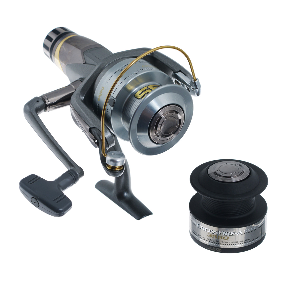 Катушка безынерционная Daiwa Crossfire 3550 A, цвет: темно-серый17826 Катушка безынерционная Daiwa Crossfire 3550 A, цвет: темно-серый17826Серия Crossfire предлагает вам отличный уровень работы за разумную цену. Система ABS Anti Backlash. Противозакручиватель лески Twistbuster. 3 шарикоподшипника. Реактивная система drag. Кнопка drag в мягкой оболочке. Ручка дужки с покрытием из нитрида титана. Вес катушки: 395 г. Емкость шпули: 0,3 мм - 220 м, 0,32 мм - 190 м, 0,35 мм - 155 м. Намотка за оборот ручки: 85 см. В комплекте поставляется бесплатная шпуля.