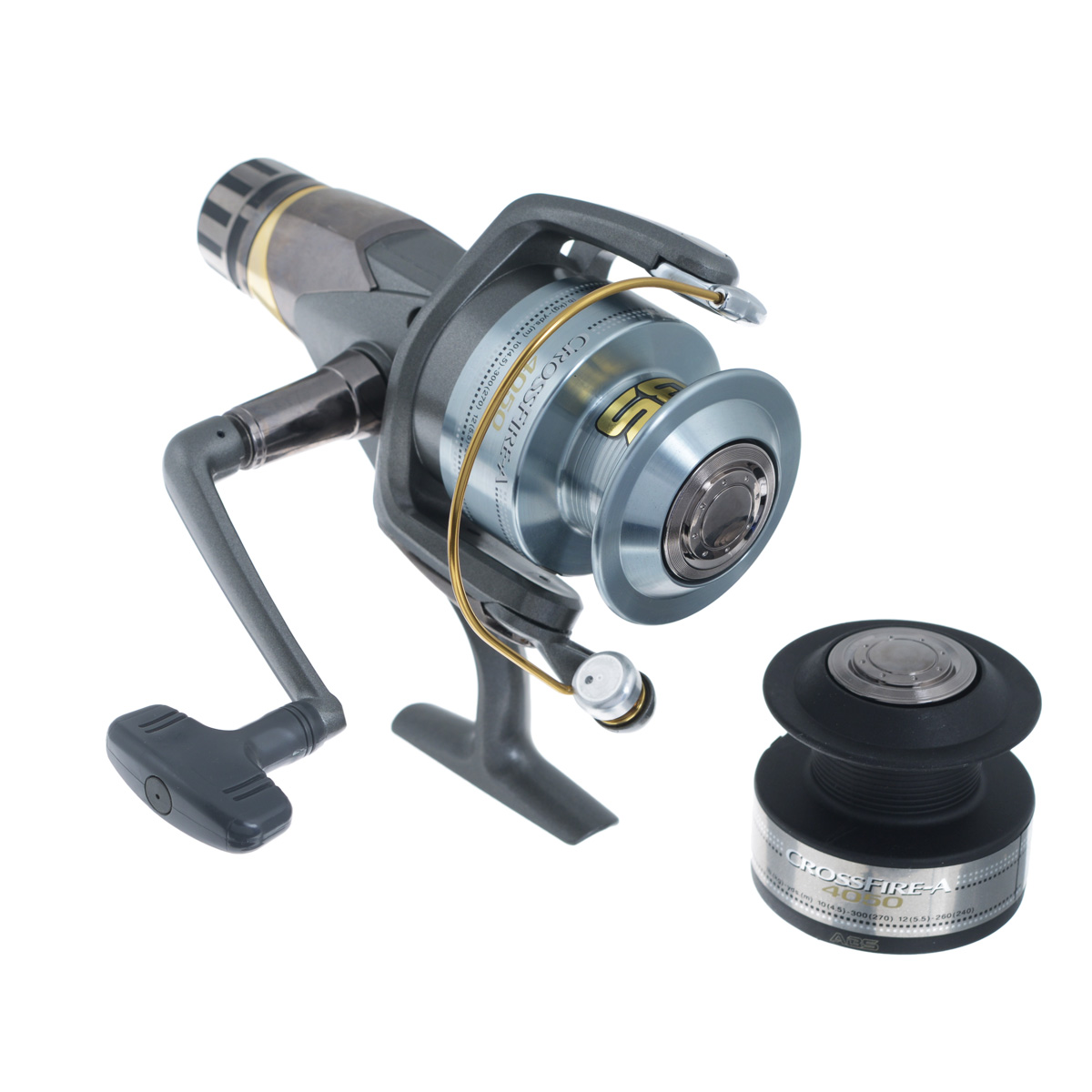 Катушка безынерционная Daiwa Crossfire 4050 A, цвет: темно-серый17827 Катушка безынерционная Daiwa Crossfire 4050 A, цвет: темно-серый17827Катушка Daiwa Crossfire 4050 A предлагает вам отличный уровень работы за разумную цену. Система ABS Anti Backlash. Противозакручиватель лески Twistbuster. 3 шарикоподшипника. Реактивная система drag. Кнопка drag в мягкой оболочке. Ручка дужки с покрытием из нитрида титана. Вес катушки: 400 г. Емкость шпули: 0,3 мм - 270 м, 0,32 мм - 240 м, 0,35 мм - 190 м. Намотка за оборот ручки: 85 см. В комплекте поставляется бесплатная шпуля.