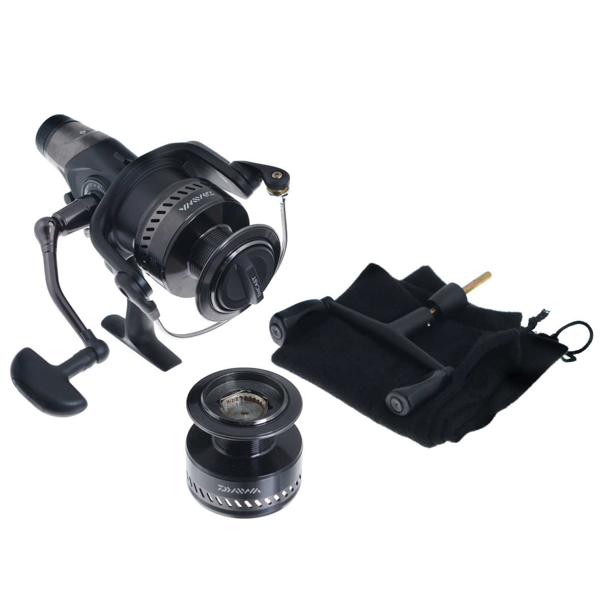 Катушка безынерционная Daiwa Emcast BR 4000A, цвет: темно-серый41639 Катушка безынерционная Daiwa Emcast BR 4000A, цвет: темно-серый41639Великолепная катушка Daiwa Emcast BR 4000A с мгновенной регулировкой фрикционного тормоза. Широкая размерная линейка и точно регулируемый механизм Bite n Run позволяют использовать EMCAST BR для ловли судака и угря, помимо традиционного для нее карпа. Катушка поставляется с точеной CNC алюминиевой ручкой и дополнительной двойной ручкой, которые вы можете поменять в зависимости от вашего желания. 7 шарикоподшипников. INFINITE ANTI-REVERSE - система мгновенного стопора обратного хода ротора. В основе лежит роликовый подшипник, предотвращающий обратное вращение (блокировка по принципу обгонной муфты). TWIST BUSTER - противозакручиватель лески с покрытием твердым хромом и нитридом титана, защищенный бамперным элементом. AIR BAIL - представляет собой полую цилиндрическую дужку с коническим основанием перед роликом лесоукладывателя. Вес катушки: 459 г. Емкость шпули: 0,3 мм - 270 м, 0,32 мм - 240 м, 0,35 мм - 200 м. Намотка за оборот...