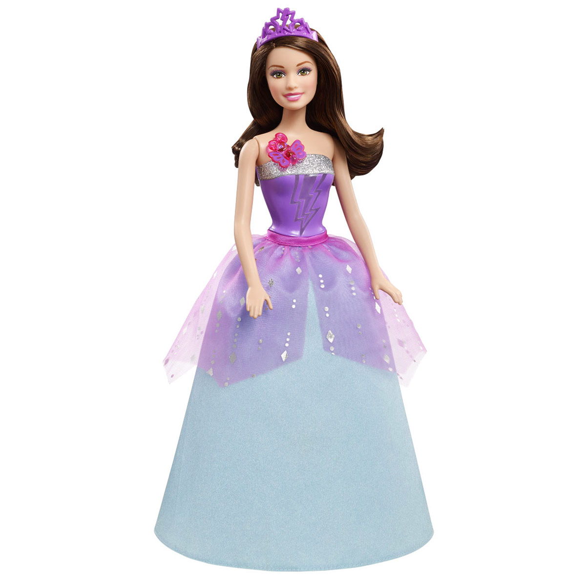 Barbie Кукла Супер-принцесса КоринCDY62 Barbie Кукла Супер-принцесса КоринCDY62В мультфильме Барби: Супер Принцесса современную принцессу поцеловала волшебная бабочка, одарив ее суперспособностями. Удастся ли ей вместе с суперподругами защитить королевство от врага? Корин — двоюродная сестра Кары, которая также получила суперспособности благодаря поцелую волшебной бабочки! Эта бесподобная кукла с секретом воспроизводит сцену превращения. Если нажать на блестящую бабочку у нее на груди, раздастся звук поцелуя и волшебная музыка, а топ куклы засияет цветными молниями. В роскошном фиолетово-синем платье с пышной юбкой и мерцающей накидкой она выглядит как настоящая принцесса. Образ дополняет фиолетовая диадема с вырезанной молнией. Вызывать волшебство можно бесконечно, просто придумайте новое приключение! Ручки и ножки, а также голова куколки подвижны. Рекомендуется докупить 3 батарейки напряжением 1,5V типа АG13 (товар комплектуется демонстрационными).