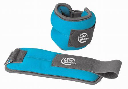 Утяжелители Lite Weights для рук и ног, цвет: голубой, 2 шт х 1 кг5869WC Утяжелители Lite Weights для рук и ног, цвет: голубой, 2 шт х 1 кг5869WCБезразмерные утяжелители Lite Weights легко фиксируются при помощи крепежного ремешка на липучке. Они изготовлены из нейлона и наполнены металлической стружкой. Идеальны в использовании при беге трусцой, занятиях аэробикой, оздоровительной гимнастикой и фитнесом. Мягкий материал надежно облегает, давая вместе с тем ощущение свободы рукам - у вас отпадает необходимость держать гантели или гири для создания усилий во время тренировок. Утяжелители имеют компактный размер и не займут много места при хранении и переноске. Удобный современный дизайн, приятное цветовое оформление и качество самих утяжелителей будут несомненно радовать вас во время тренировок! Вес каждого утяжелителя: 1кг. Длина утяжелителя: 27 см. Ширина утяжелителя: 10,5 см. Толщина утяжелителя: 3,1 см.