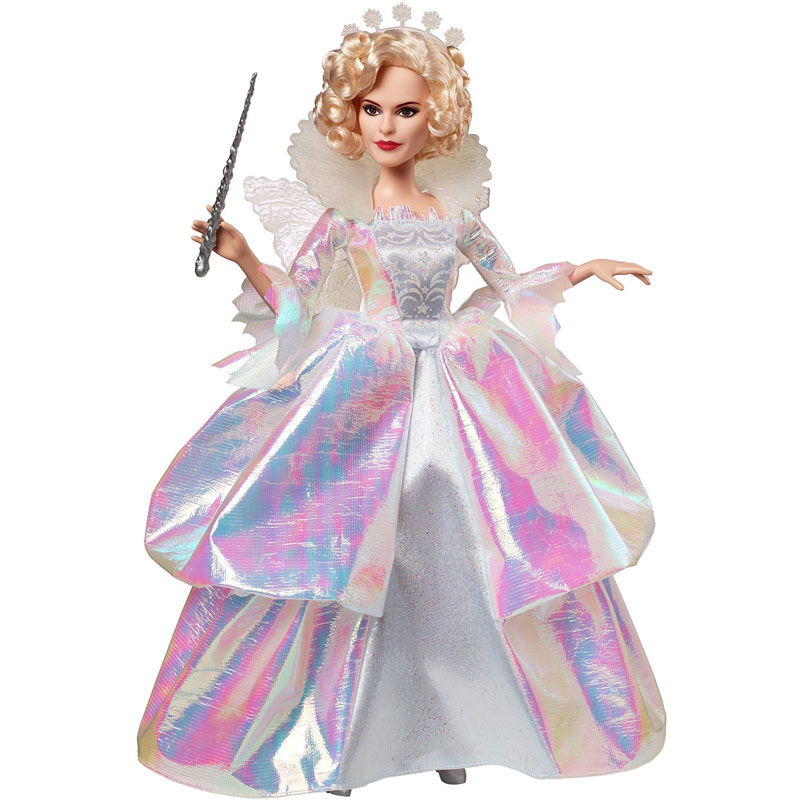 Disney Princess Кукла Фея крестнаяCGT57(CGT58/CGT59) Disney Princess Кукла Фея крестнаяCGT57(CGT58/CGT59)Прекрасная кукла Disney Princess Золушка-невеста завораживает и очаровывает своей красотой, она обязательно понравится маленьким любительницам сказок. Кукла выполнена из высококачественного пластика в образе доброй феи из кинофильма Золушка, премьера которого состоялась в марте 2015 года. Внешне кукла невероятно похожа на британскую актрису, сыгравшую роль феи, - Хелену Бонэм Картер. Фея одета в роскошное пышное белое платье в стиле 18 века, оно переливается разноцветными тонами и притягивает взгляд так, что его невозможно оторвать. В руках фея держит волшебную палочку, взмах которой поможет Золушке встретить принца. Светлые локоны убраны в красивую прическу и дополнены диадемой. Сзади у феи есть крылышки. Эта роскошная кукла будет замечательным подарком для девочек, коллекционеров и любителей сказки Золушка.