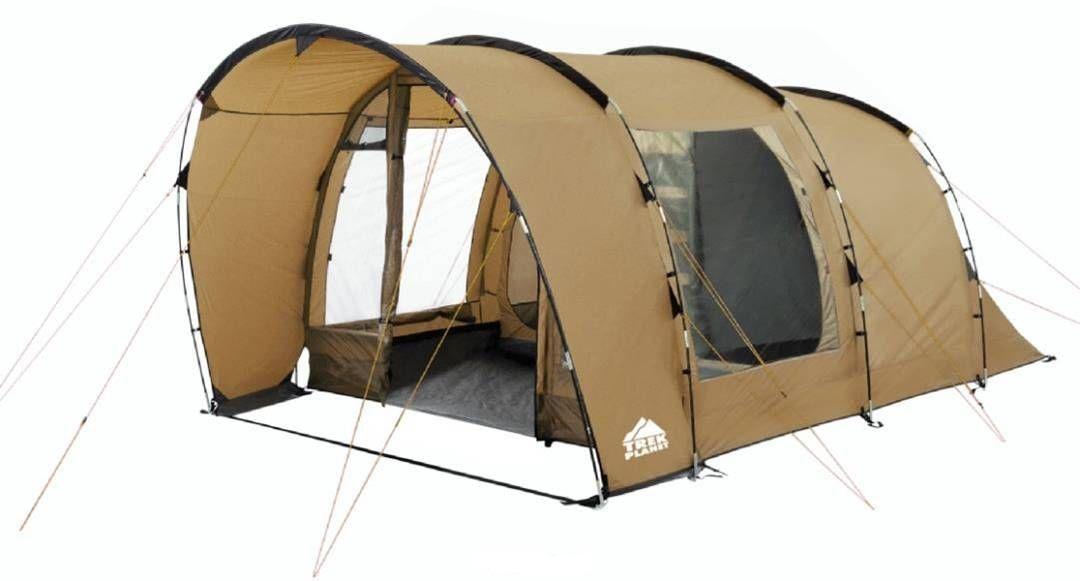 Палатка четырехместная TREK PLANET Calgary 4, цвет: песочный70246 Палатка четырехместная TREK PLANET Calgary 4, цвет: песочный70246Четырехместная двухслойная современная кемпинговая палатка TREK PLANET Calgary 4 с вместительным тамбуром с пришитым к нему полом, позволяющим с максимальным комфортом расположиться внутри всей семьей или небольшой компании отдыхающих. Благодаря москитным сеткам на обеих входах в тамбур в полный размер двери и трем большим обзорным окнам, достигается отличная вентиляция и превосходный обзор из палатки.