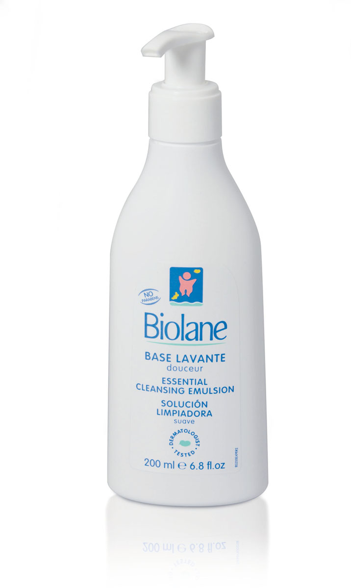 Biolane Мягкое средство для купания детей, 200 млBS200 Biolane Мягкое средство для купания детей, 200 млBS200Мягкое средство для купания Biolane предназначено для ежедневной гигиены малыша в первые месяцы жизни. Оно бережно очищает кожу и сохраняет водно-липидный баланс, препятствует появлению сухости. Уникальный комплекс биологически активных веществ на основе масла зародышей пшеницы Hydra-Bleine способствует увлажнению кожи и питает ее. Не раздражает глазки ребенка (купание без слез). Не содержит мыла. Товар сертифицирован.