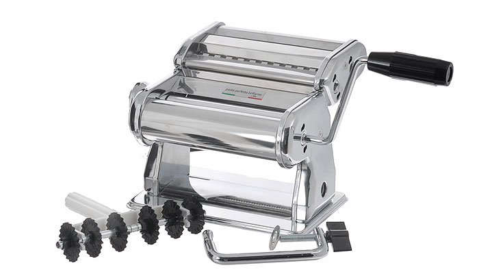 Машинка для пасты Gefu Pasta Perfetta Brilliante28240 Машинка для пасты Gefu Pasta Perfetta Brilliante28240Машинка для приготовления пасты Gefu Pasta Perfetta Brilliante отличается компактностью, легкостью в обращении и продуманностью деталей. Хромированный корпус изготовлен из нержавеющей стали. Машинка оснащена ручным приводом. Пластиковая ручка не скользит в руке. В машинке предусмотрена нарезка для лапши разной толщины и размера (ширина пасты до 145 мм, толщина пасты варьируется от 0,6 до 3 мм). Чтобы в процессе приготовления машинка не скользила по поверхности, в нижней части конструкции есть зажим для прикручивания к краю стола. Теперь вы можете делать свежую пасту самостоятельно, точно так же, как настоящий итальянский повар. Используя машинку для пасты, вы легко и быстро приготовите 3 различных блюда: таглиолини, таглиателли и лазанью. Рекомендуется мыть вручную моющими средствами, не царапающими поверхность. Характеристики: Материал: нержавеющая сталь, пластик. Размер машинки: 19,5 см х 12,5 см х 12 см. Размер упаковки: 23 см х 21 см х...
