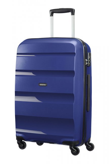 Чемодан American Tourister Bon Air, цвет: темно-синий, 53 л85A*41002 Чемодан American Tourister Bon Air, цвет: темно-синий, 53 л85A*41002Чемодан American Tourister Bon Air прекрасно подойдет для путешествий. Имеет жесткую форму. Выполнен из прочного полипропилена, материал внутренней отделки - полиэстеровая ткань серого цвета. Чемодан очень вместителен, он содержит продуманную внутреннюю организацию, которая позволяет удобно разложить вещи и избежать их сминания. Имеется одно большое отделение, закрывающееся по периметру на застежку-молнию с двумя бегунками. Внутри содержатся два больших отдела для хранения одежды с перекрещивающимися багажными ремнями, соединяющимися при помощи пластикового карабина. Отдел на крышке скрытый и закрывается на молнию. Также внутри имеется два сетчатых кармана на молнии и дополнительное отделение на молнии. Для удобной перевозки чемодан оснащен четырьмя маневренными колесами, которые обеспечивают легкость перемещения в любом направлении. Телескопическая ручка выдвигается нажатием на кнопку и фиксируется в 2-х положениях. Сверху предусмотрена ручка для поднятия чемодана....