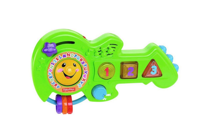 Fisher Price Смейся и учись Обучающая музыкальная гитараBFY40 Fisher Price Смейся и учись Обучающая музыкальная гитараBFY40Яркая развивающая игрушка Fisher-Price Обучающая музыкальная гитара непременно понравится вашему малышу и займет его внимание надолго. Она выполнена из прочного пластика в виде гитары, на корпусе которой расположена вращающаяся сфера с забавной мордашкой, передвигающаяся из стороны в сторону звездочка и переключатель режимов. На грифе гитары расположены пронумерованные кнопки в виде круга, квадрата и треугольника. В нижней части корпуса расположена дуга, на которую нанизаны два колечка. Малыш сможет их вращать или передвигать вдоль дуги. Игрушка предусматривает два режима - обучающий и музыкальный. В обучающем режиме малыш познакомится с буквами русского алфавита, цифрами, цветами и геометрическими фигурами. Всего ребенок сможет прослушать более 25 песенок, мелодий и фраз. Игрушка Обучающая музыкальная гитара поможет малышу в развитии цветового и звукового восприятия, мелкой моторики рук, координации движений, поспособствует раннему обучению, пополнит словарный...