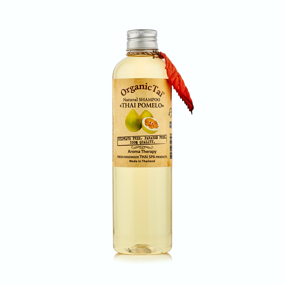 OrganicTai Натуральный шампунь для волос «ТАЙСКИЙ ПОМЕЛО» 260 мл8858816710727 OrganicTai Натуральный шампунь для волос «ТАЙСКИЙ ПОМЕЛО» 260 мл8858816710727Этот шампунь создан для жирных волос, для кожи головы, склонной к образованию перхоти. РУЧНАЯ РАБОТА. ТАЙСКИЙ СПА. АРОМАТЕРАПИЯ. Уникальная формула. Не содержит воду, консерванты парабены и синтетические пенящиеся вещества сульфаты (без SLS, SLES и др.). Натуральная моющая основа. Мягкая формула с органическими маслами и экстрактами ЖОЖОБА, ПОМЕЛО, АЛОЭ ВЕРА, ЗЕЛЕНОГО ЧАЯ, СЕМЯН ГРЕЙПФРУТА, ОГУРЦА, МОРСКИХ ВОДОРОСЛЕЙ И ПАНТЕНОЛОМ (ПРОВИТАМИН B5) делает этот шампунь идеальным при чувствительной коже, обеспечивает эффективное и бережное очищение. Цитрусовый фрукт ТАЙСКИЙ ПОМЕЛО богат витаминами А, С, антиоксидантами, железом, кальцием, фосфором, калием. ЭФИРНОЕ МАСЛО ТАЙСКОГО ПОМЕЛО обладает противогрибковыми и противомикробными свойствами, нормализует работу сальных желез, помогает избавиться от перхоти и от лишней жирности волос, является эффективным антидепрессантом, поднимает настроение и тонизирует. ЛАВАНДА смягчает и успокаивает раздраженную кожу, предотвращает выпадение волос....