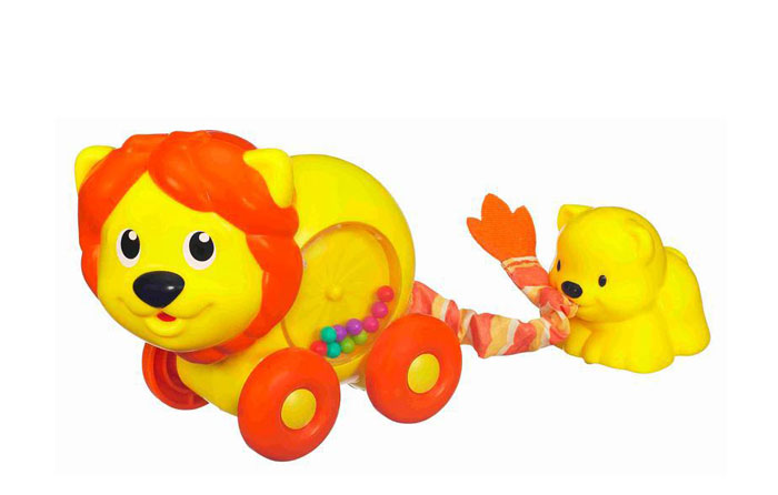 Playskool Развивающая игрушка Львица со львенком39973 Playskool Развивающая игрушка Львица со львенком39973Развивающая игрушка Playskool Львица со львенком не оставит равнодушным вашего малыша. Игрушка выполнена из безопасного пластика ярких цветов в виде львицы со львенком, который держит во рту ее текстильный хвостик. Если оттянуть львенка как можно дальше от мамы-львицы и отпустить, можно увидеть, как малыш вернется обратно к маме. Внутри львицы распложена круглая сфера с прозрачным окошком, в которой находятся разноцветные шарики. Игрушка снабжена четырьмя колесиками, благодаря которым малыш может катать игрушку, наблюдая, как крутится сфера с шариками внутри львицы. Развивающая игрушка Playskool Львица со львенком поможет ребенку развить цветовое и звуковое восприятие, мелкую моторику рук и координацию движений. Характеристики: Материал: пластик, текстиль. Размер львицы: 12,5 см х 11 см х 7,5 см. Размер львенка: 6 см х 6 см х 5 см. Размер упаковки: 20,5 см х 15 см х 8 см. Изготовитель: Китай.